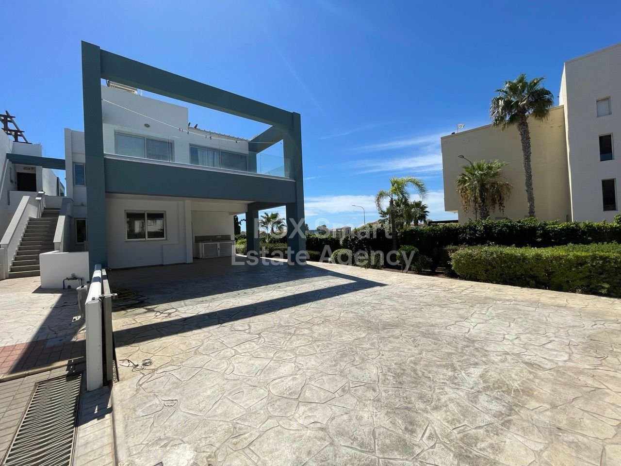 Beachside 3-Bedroom Apartment with Private Pool in Pervolia, Larnaca