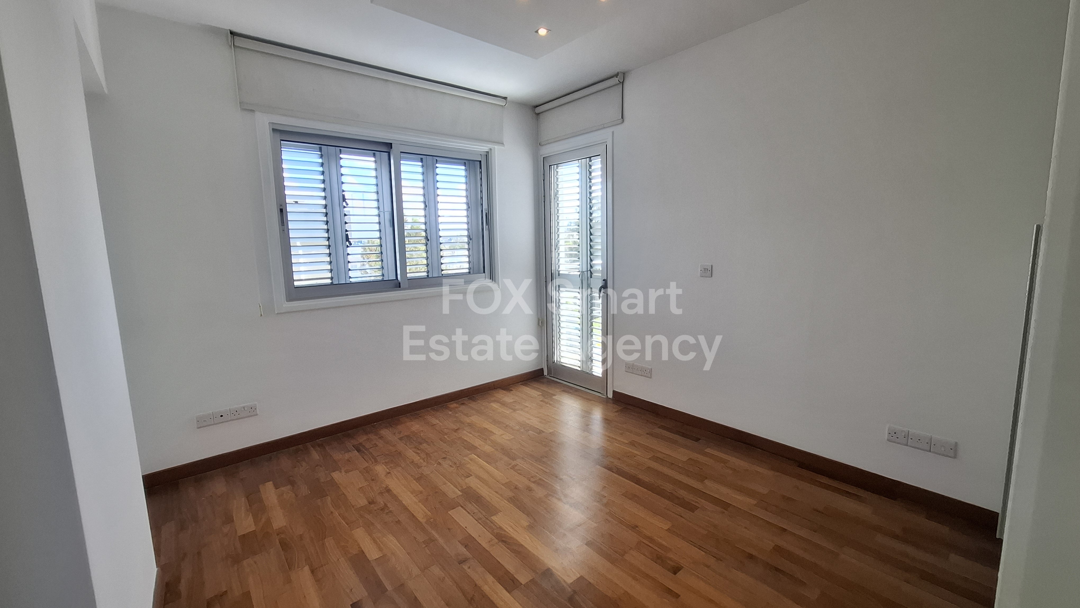 Magnificent Top floor flat with roofgarden in top Location