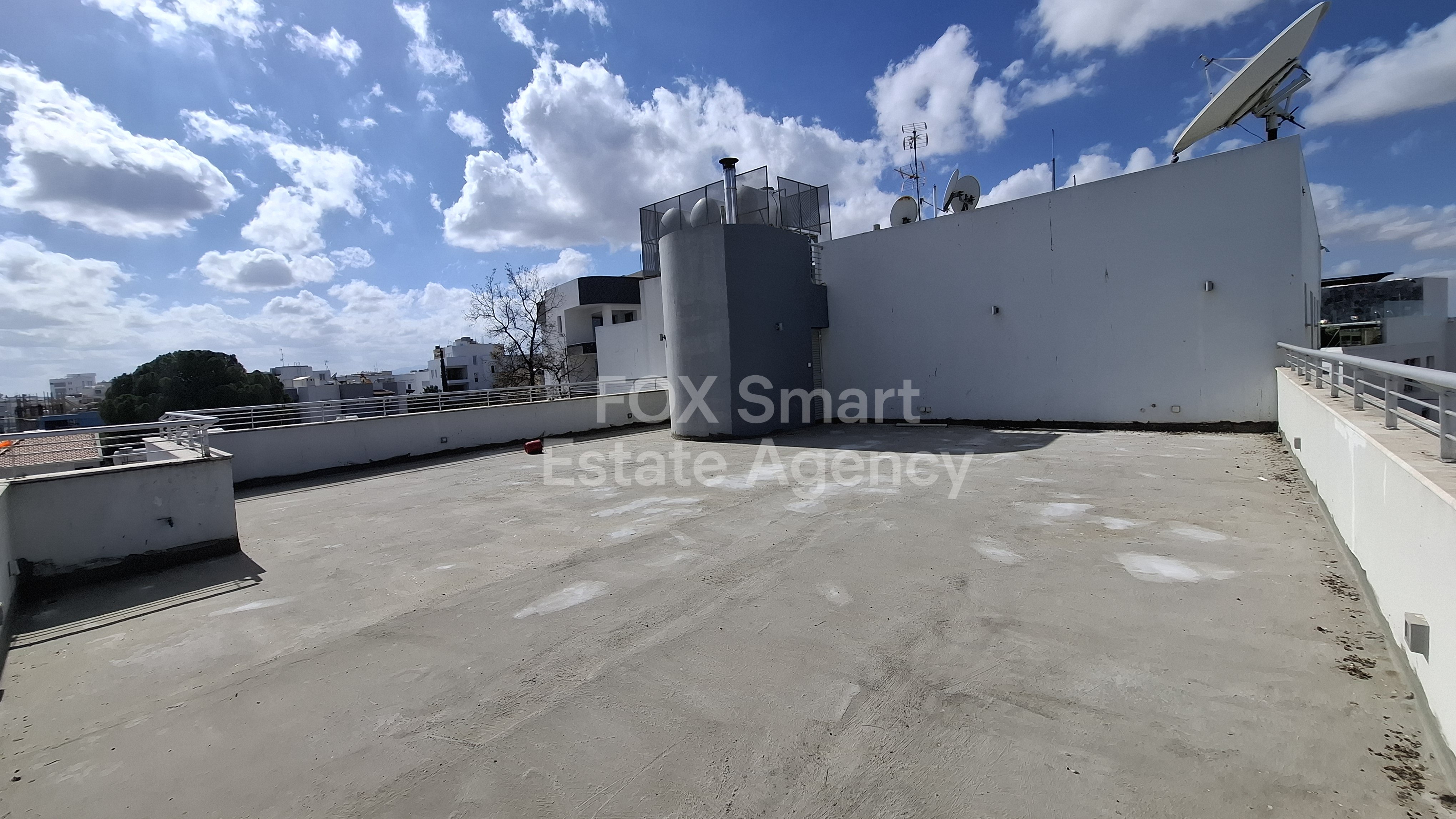 Magnificent Top floor flat with roofgarden in top Location