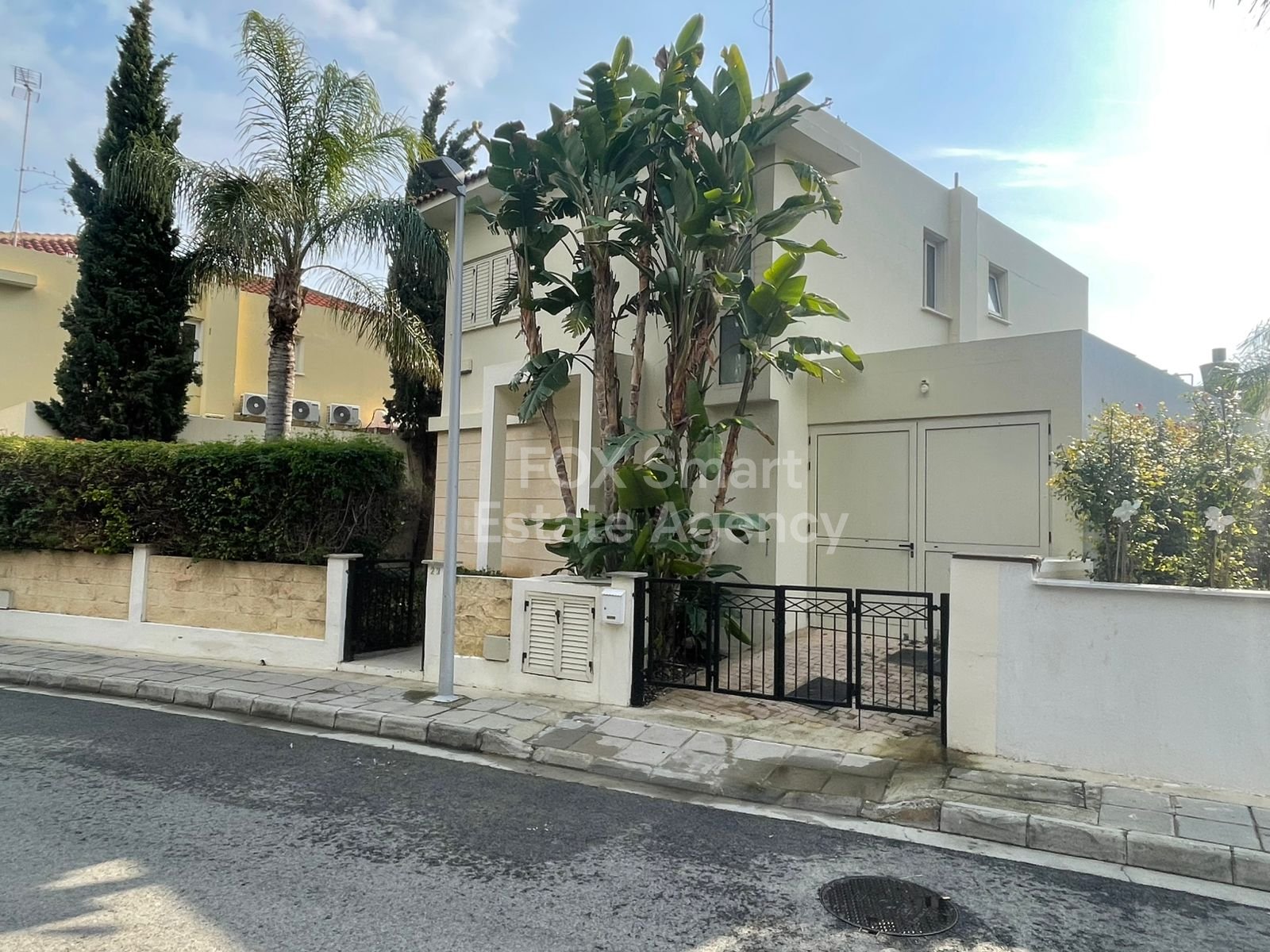 Relaxed Coastal Living: 3-Bedroom Villa Steps from the Beach in Pyla