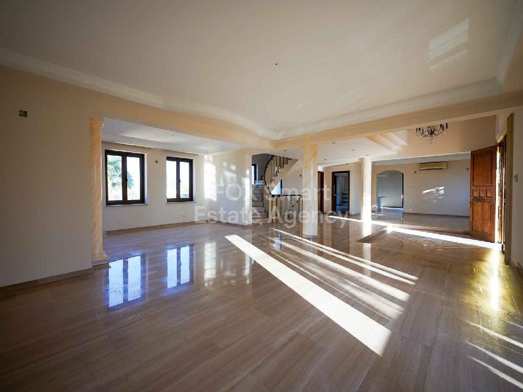 Spacious 5-bedroom house with a swimming pool in Tseri, Nicosia