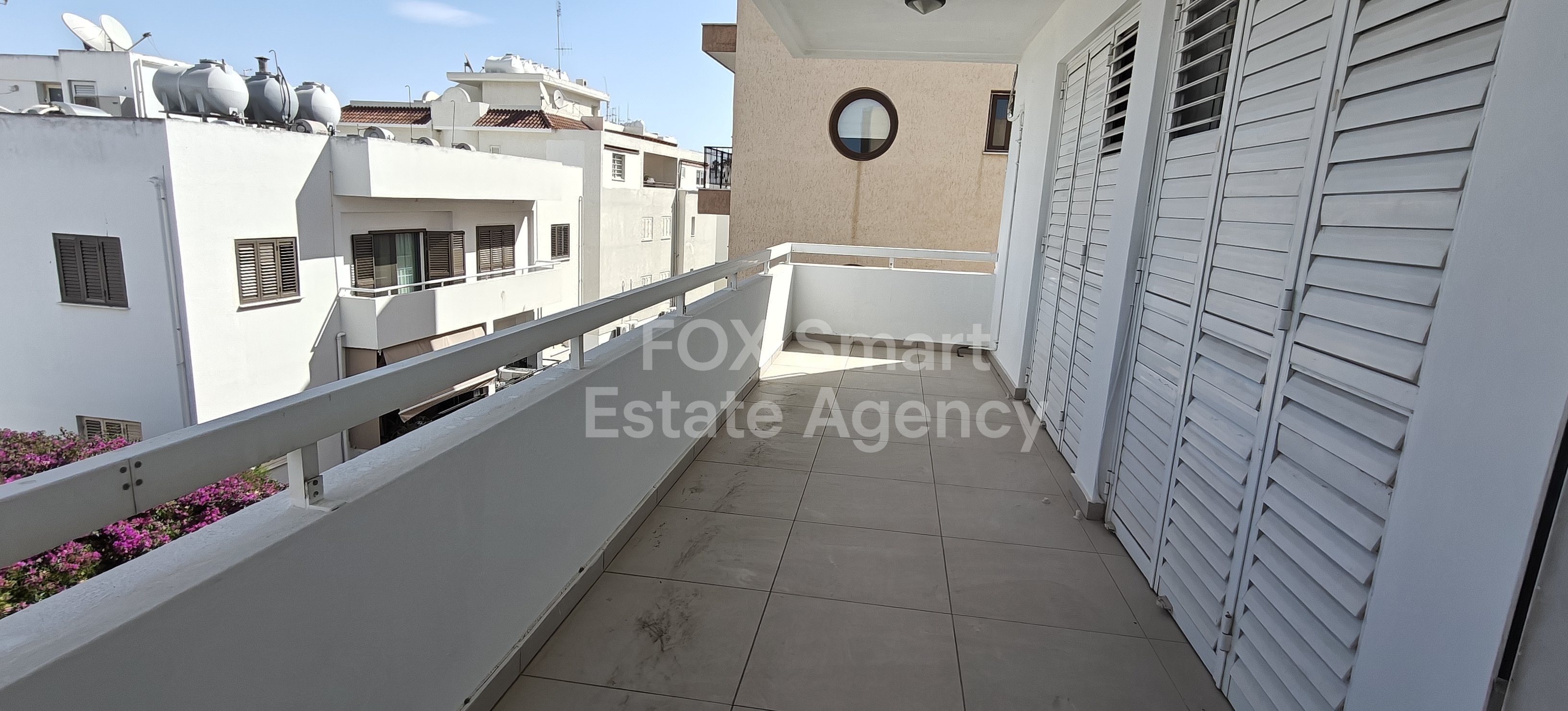 For rent spacious whole floor 3-bedroom apartment in Makedonitisa close to the Mall of Egkomi