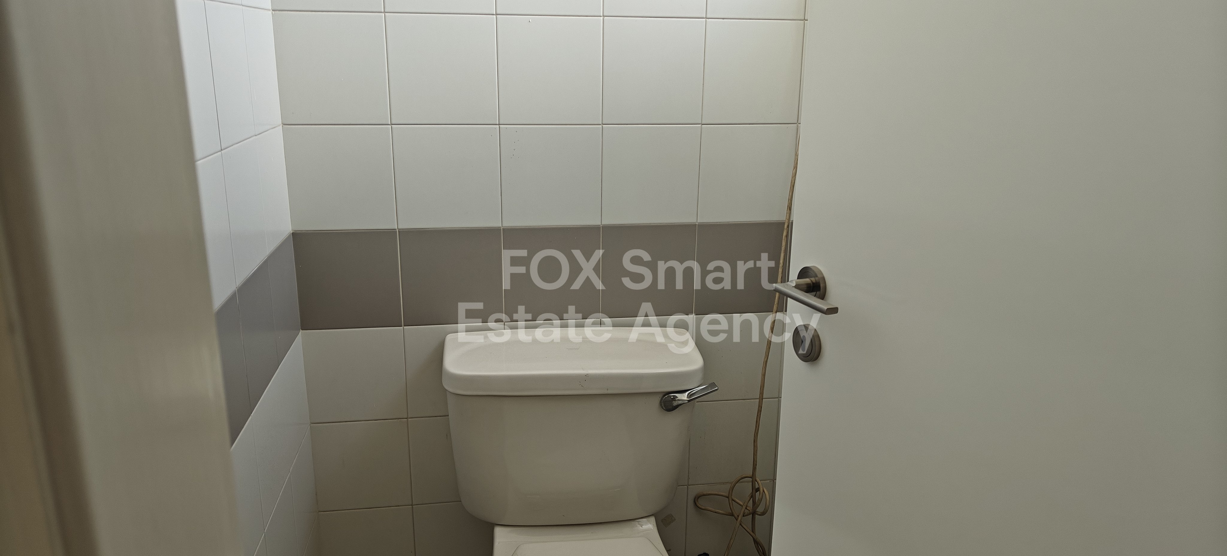 For rent spacious whole floor 3-bedroom apartment in Makedonitisa close to the Mall of Egkomi