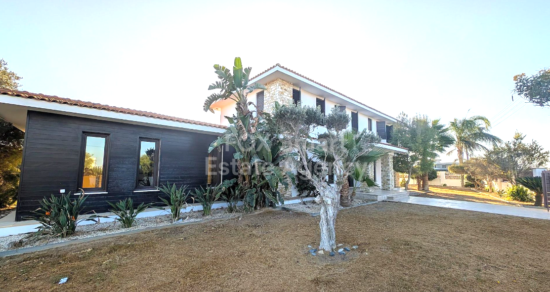 Five bedroom house for sale, Dromolaxia.