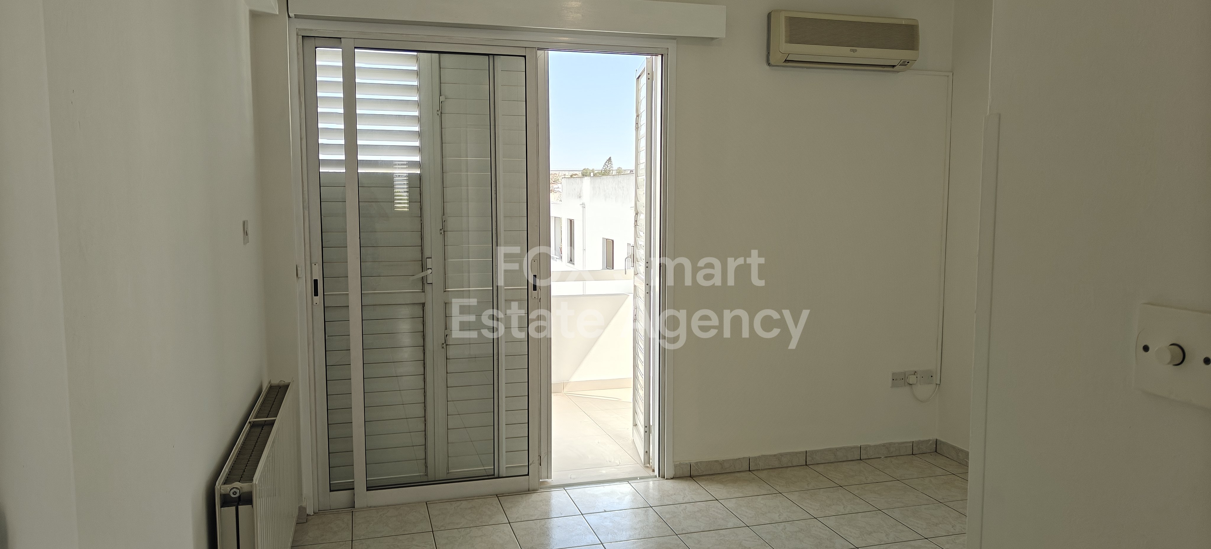 For rent spacious whole floor 3-bedroom apartment in Makedonitisa close to the Mall of Egkomi