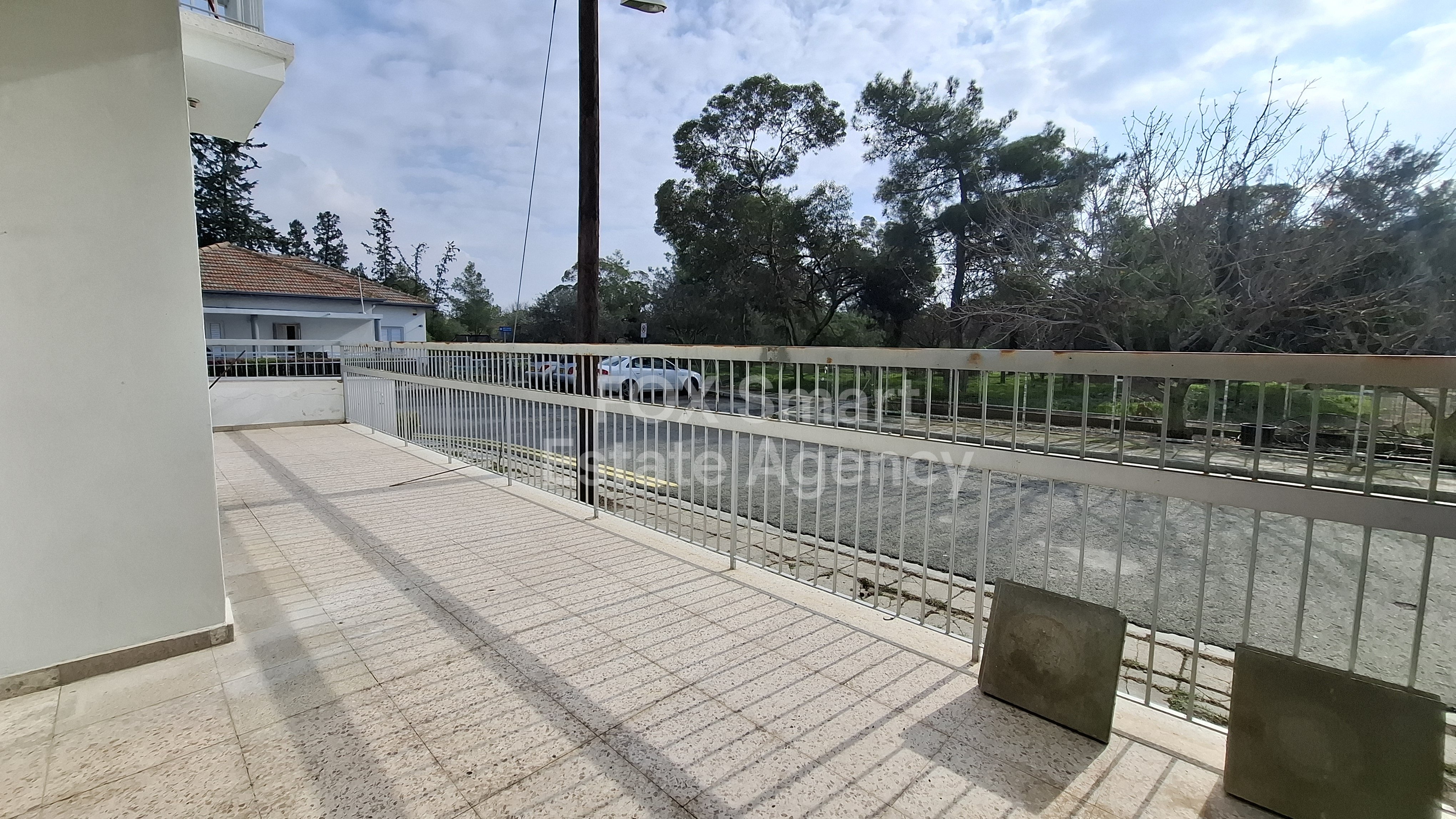 Bright apartment in a beautiful neighborhood next to Athalassas Park