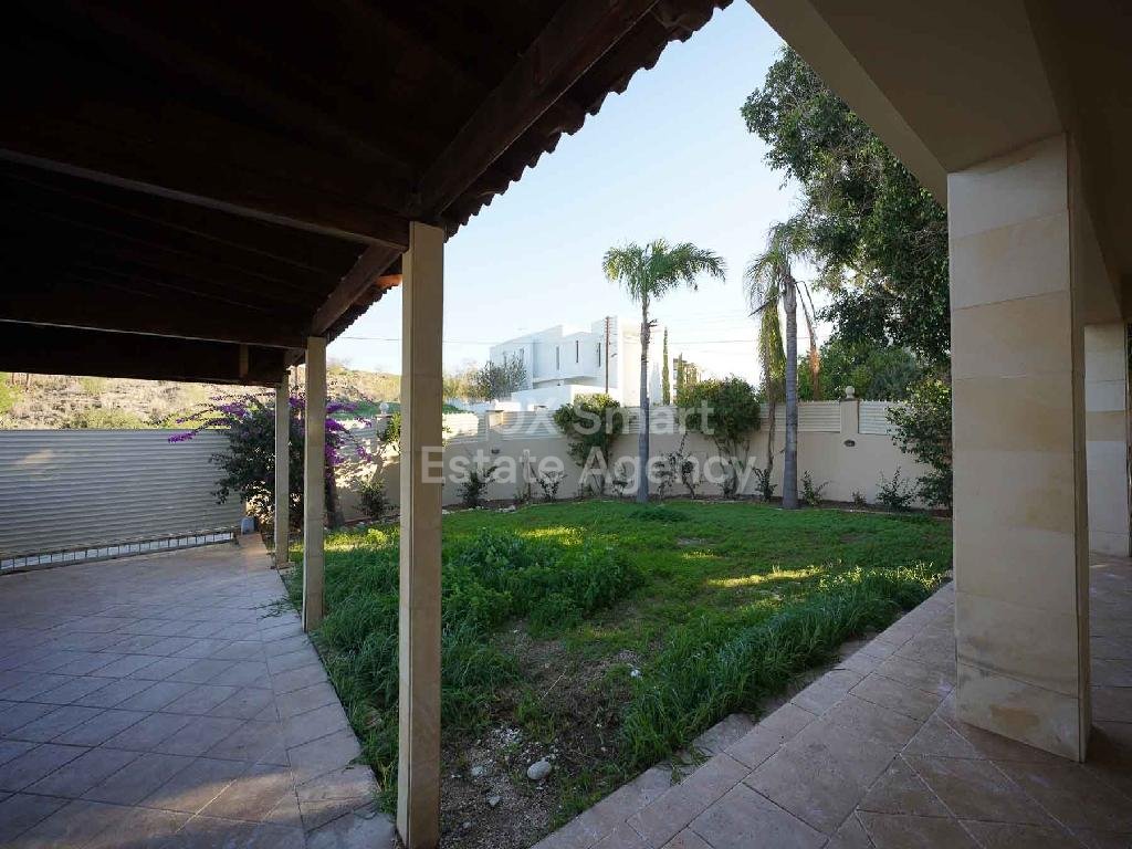 Spacious 5-bedroom house with a swimming pool in Tseri, Nicosia