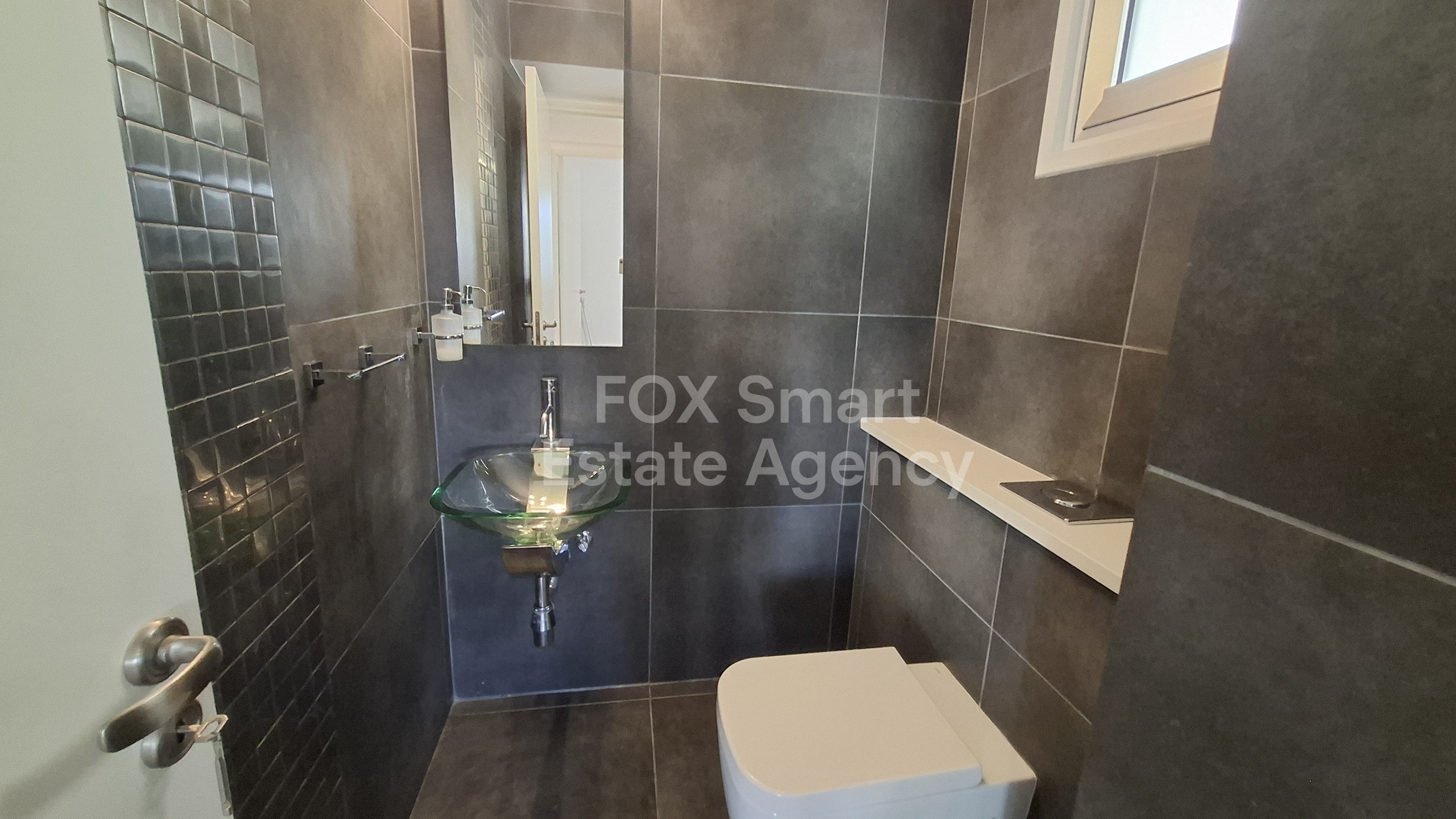 Magnificent Top floor flat with roofgarden in top Location