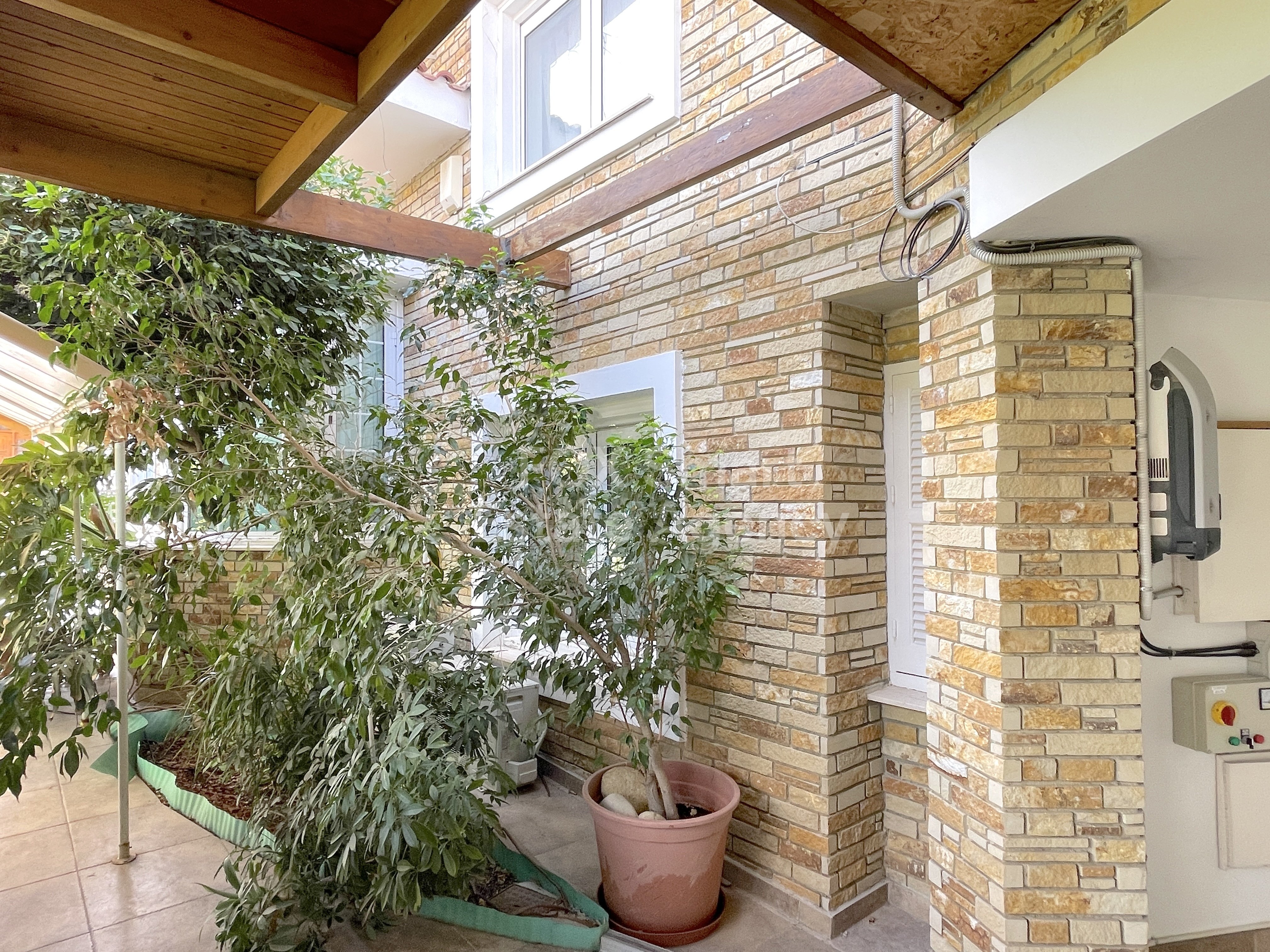 Timeless Elegance in Platy Aglantzias area: Your Dream Home with big yard Awaits