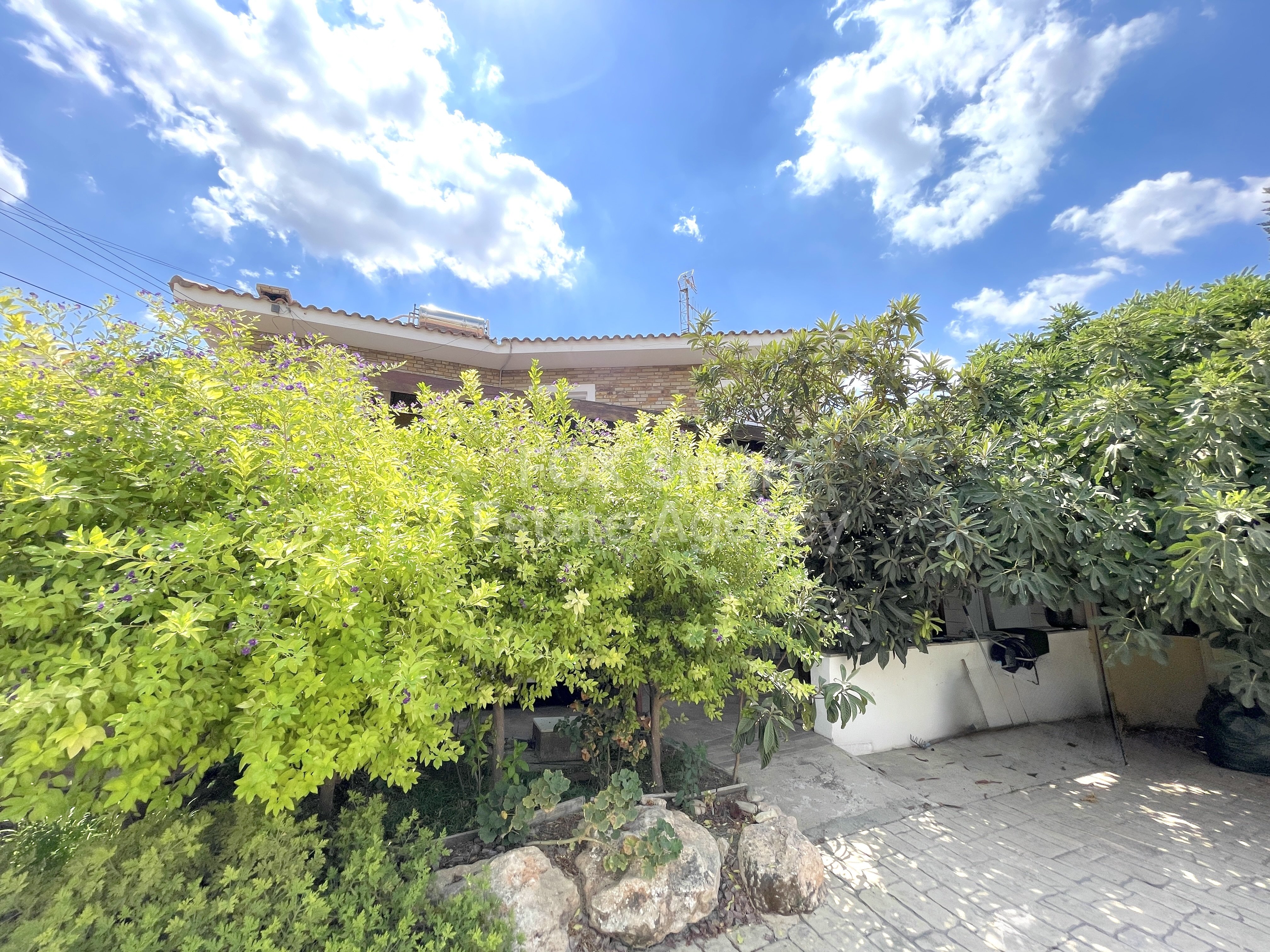 Timeless Elegance in Platy Aglantzias area: Your Dream Home with big yard Awaits