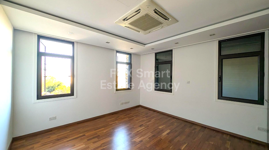 Five bedroom house for sale, Dromolaxia.