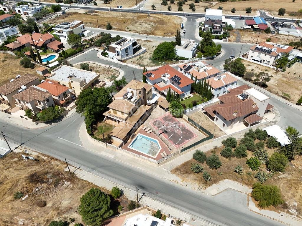 Spacious 5-bedroom house with a swimming pool in Tseri, Nicosia