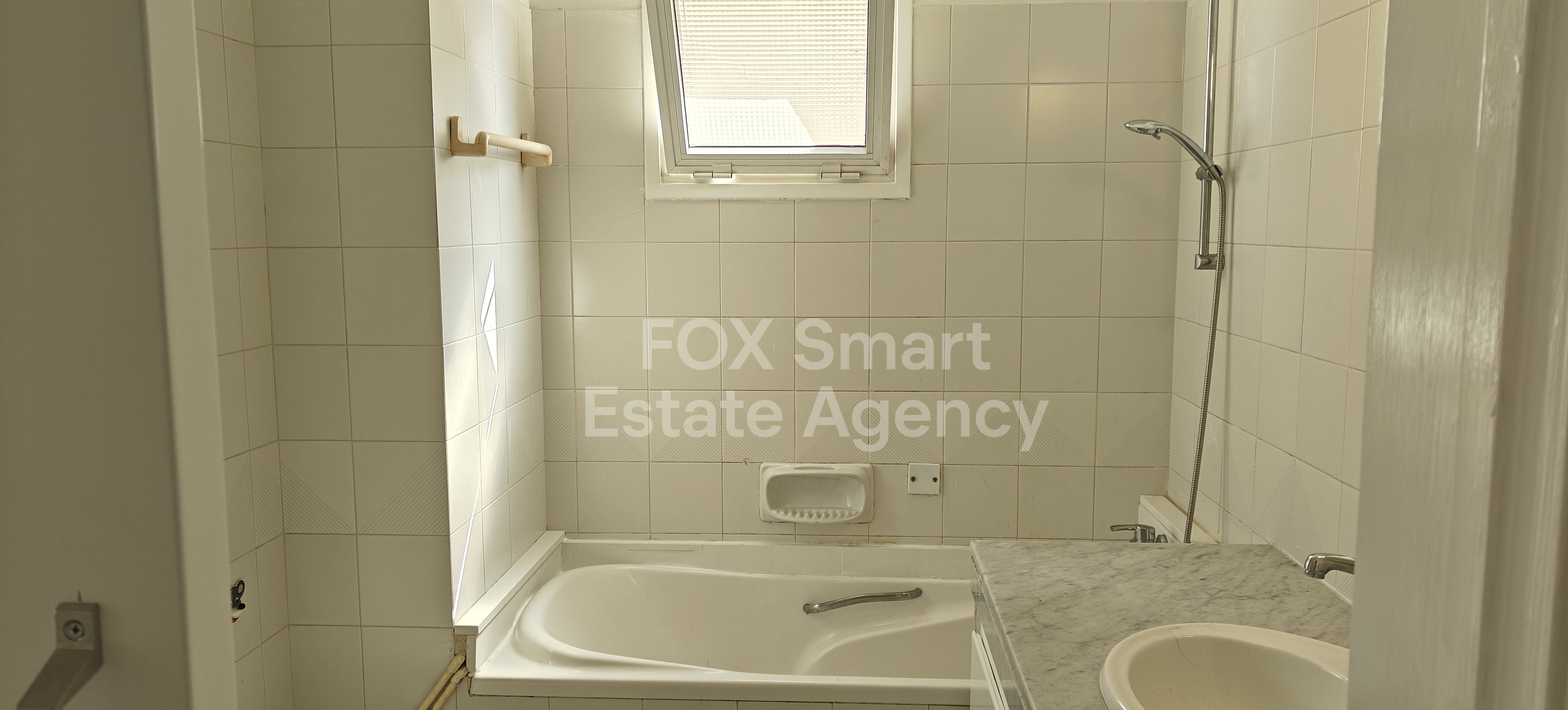 For rent spacious whole floor 3-bedroom apartment in Makedonitisa close to the Mall of Egkomi