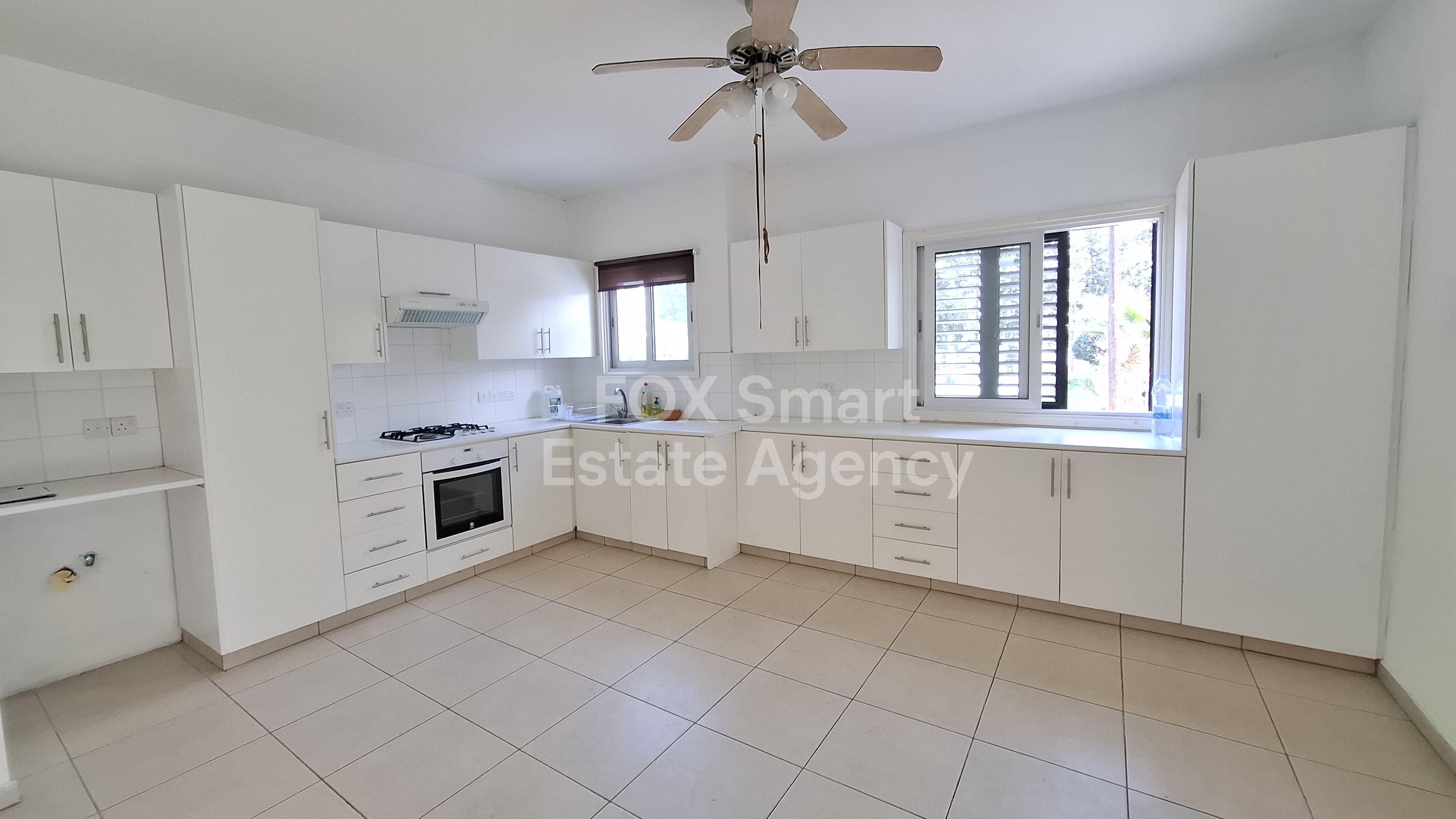 Bright apartment in a beautiful neighborhood next to Athalassas Park