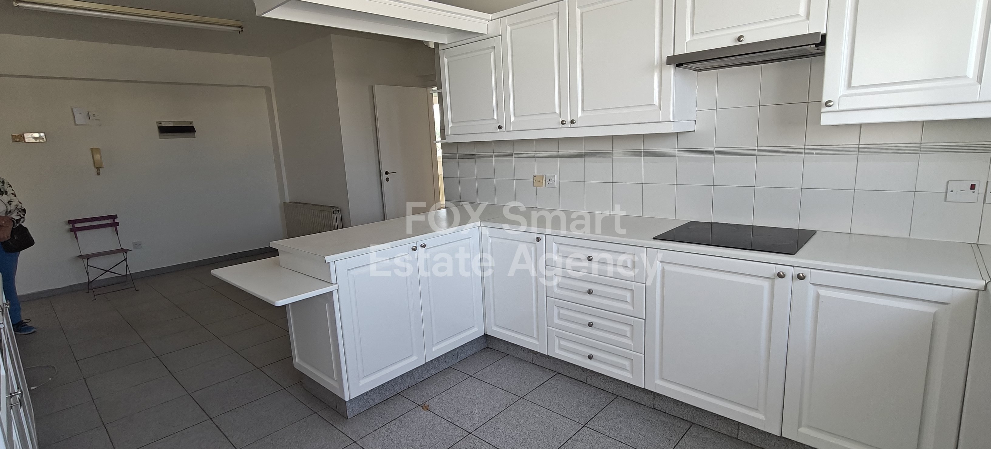 For rent spacious whole floor 3-bedroom apartment in Makedonitisa close to the Mall of Egkomi