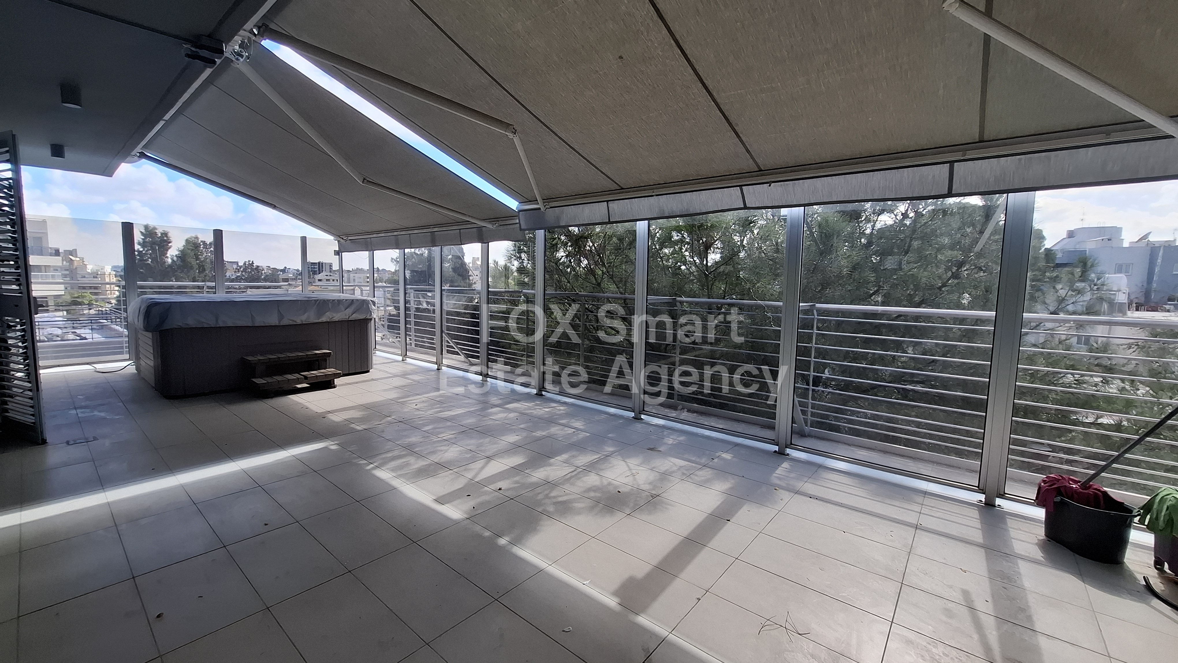 Magnificent Top floor flat with roofgarden in top Location