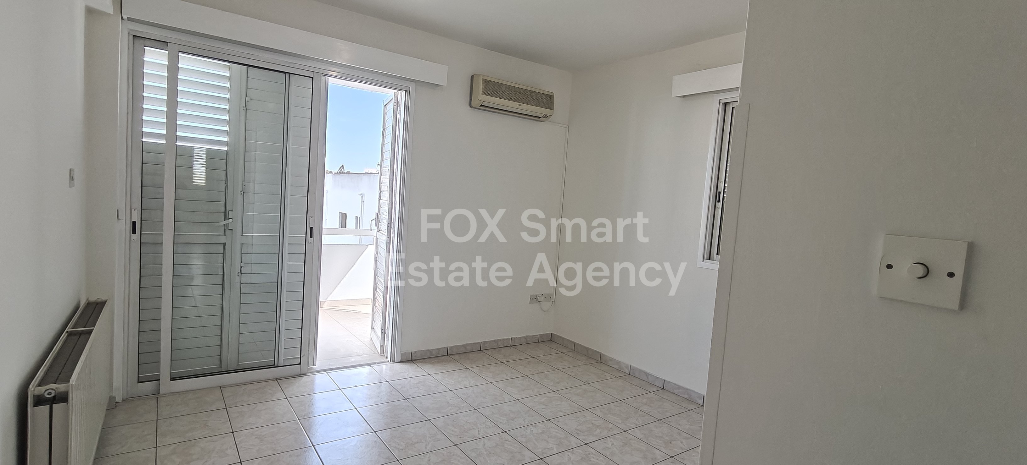 For rent spacious whole floor 3-bedroom apartment in Makedonitisa close to the Mall of Egkomi