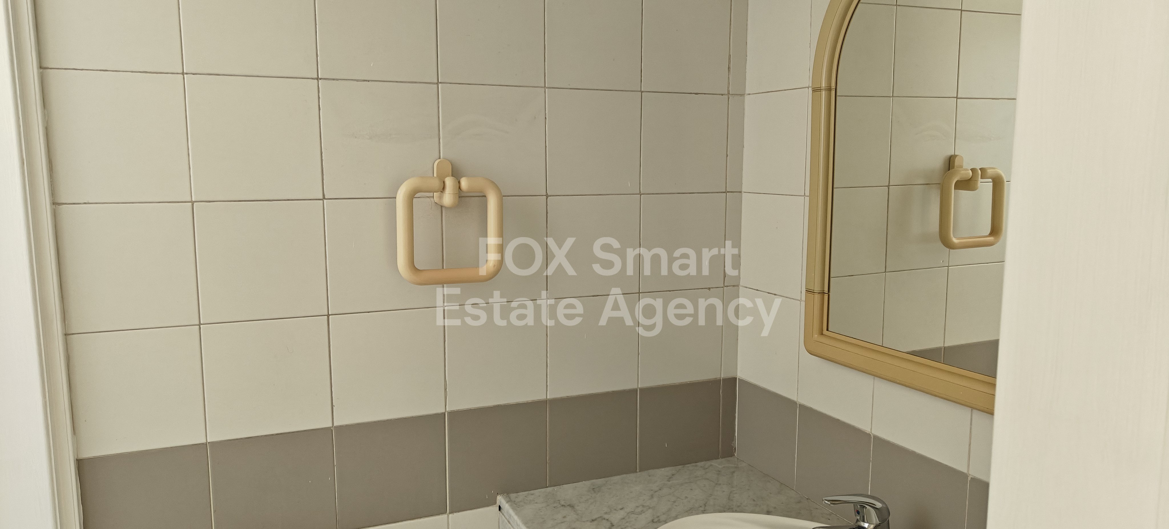 For rent spacious whole floor 3-bedroom apartment in Makedonitisa close to the Mall of Egkomi