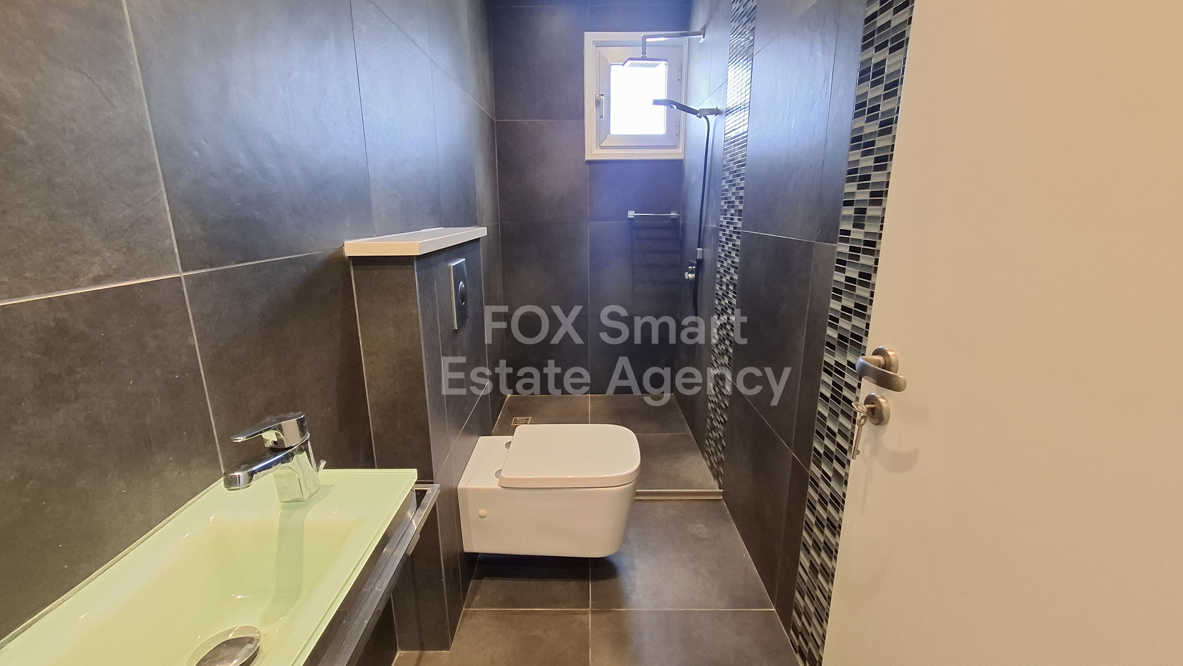 Magnificent Top floor flat with roofgarden in top Location