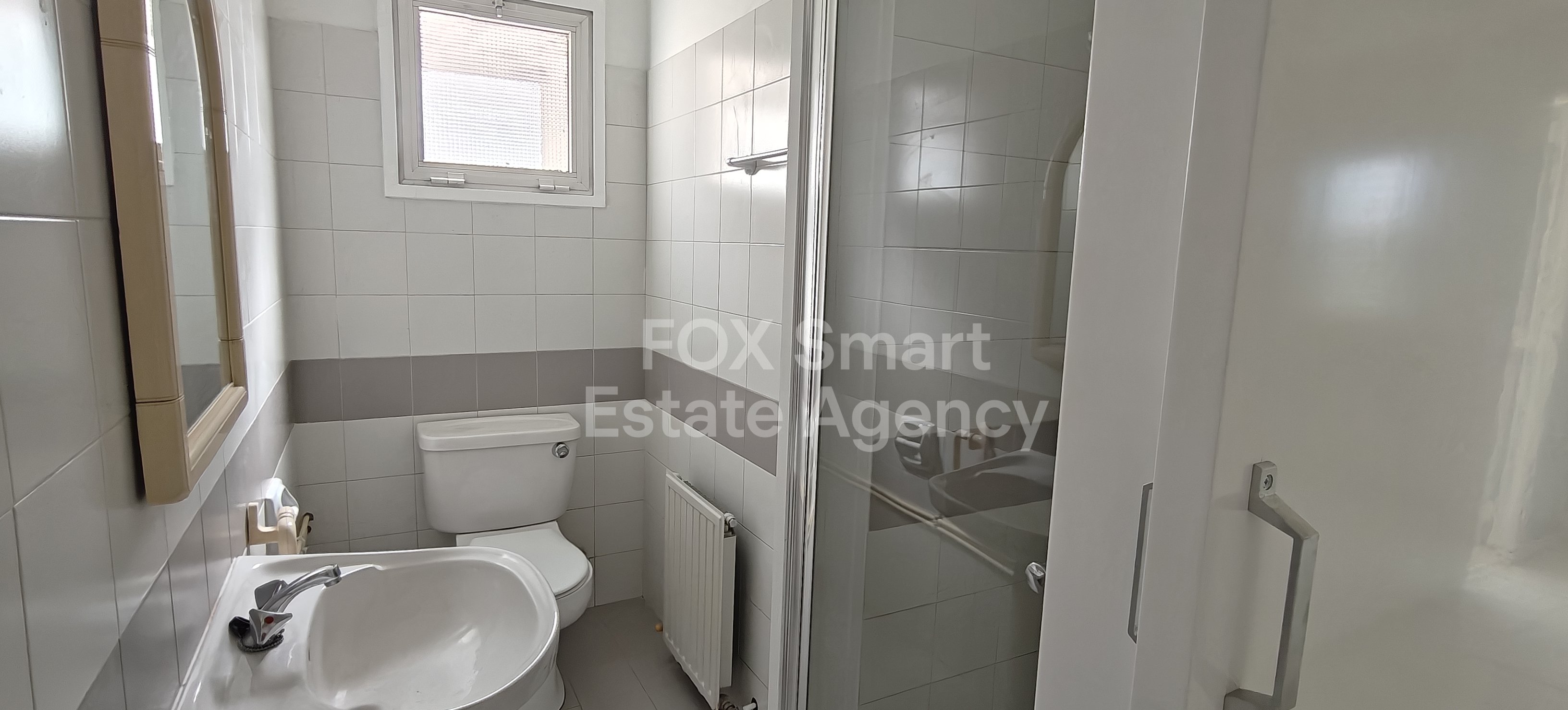 For rent spacious whole floor 3-bedroom apartment in Makedonitisa close to the Mall of Egkomi