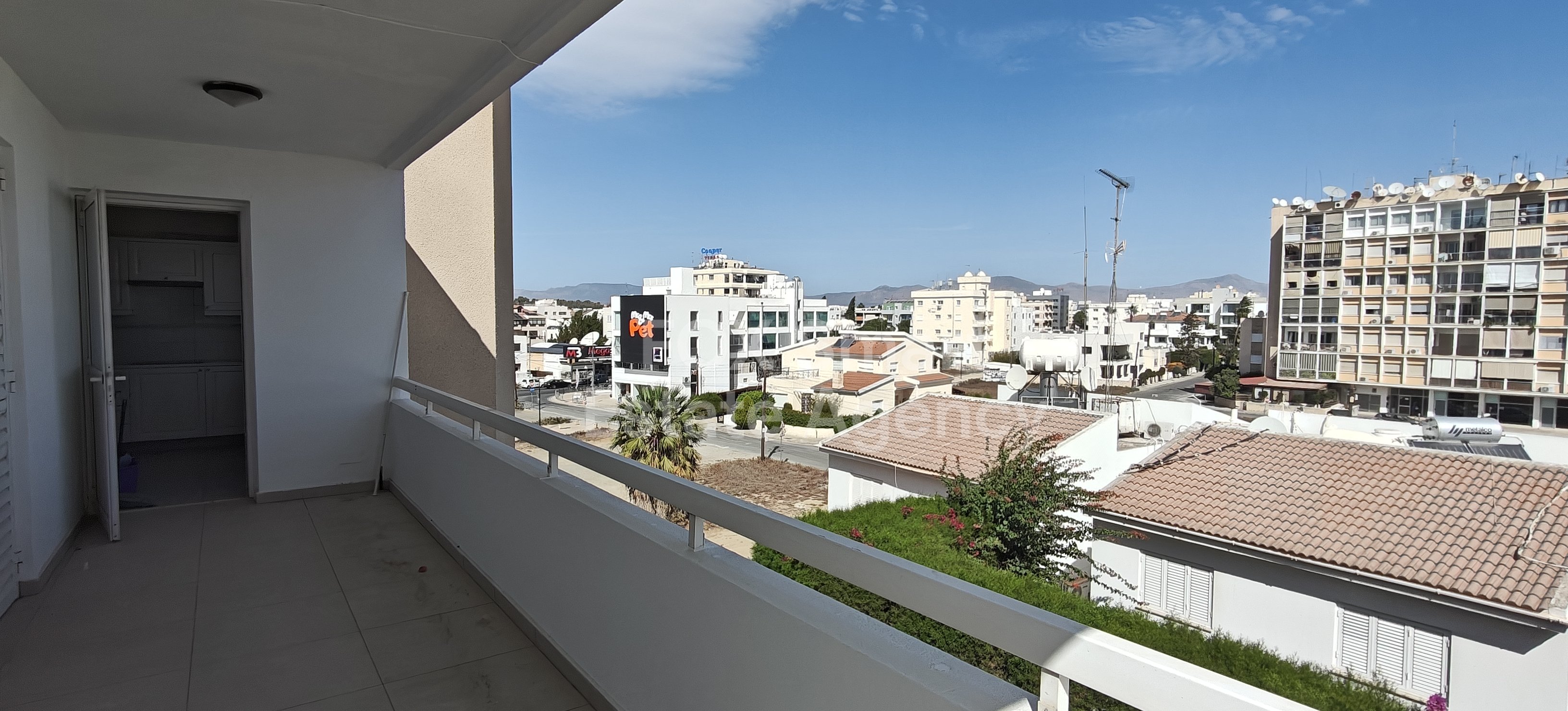 For rent spacious whole floor 3-bedroom apartment in Makedonitisa close to the Mall of Egkomi