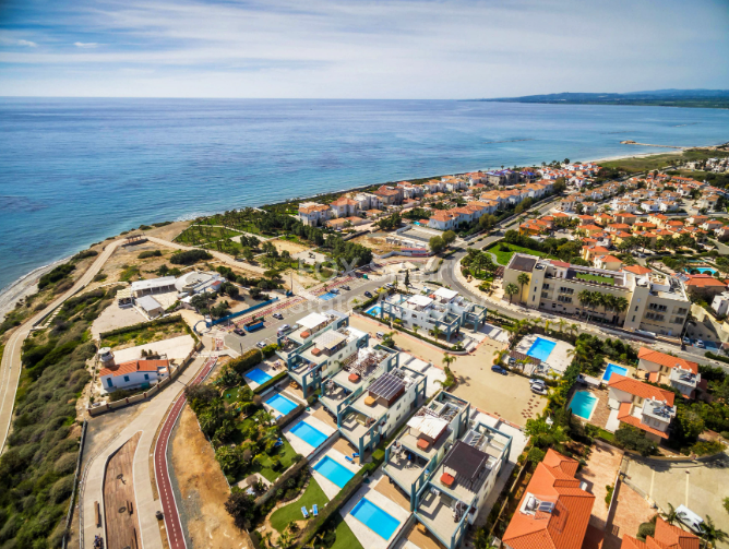 Beachside 3-Bedroom Apartment with Private Pool in Pervolia, Larnaca