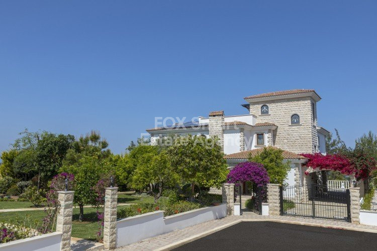 House, For Sale, Paphos, Argaka  9 Bedrooms 10 Bathrooms 674.....
