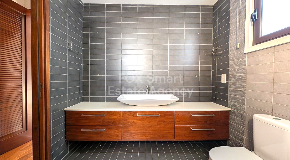 Five bedroom house for sale, Dromolaxia.