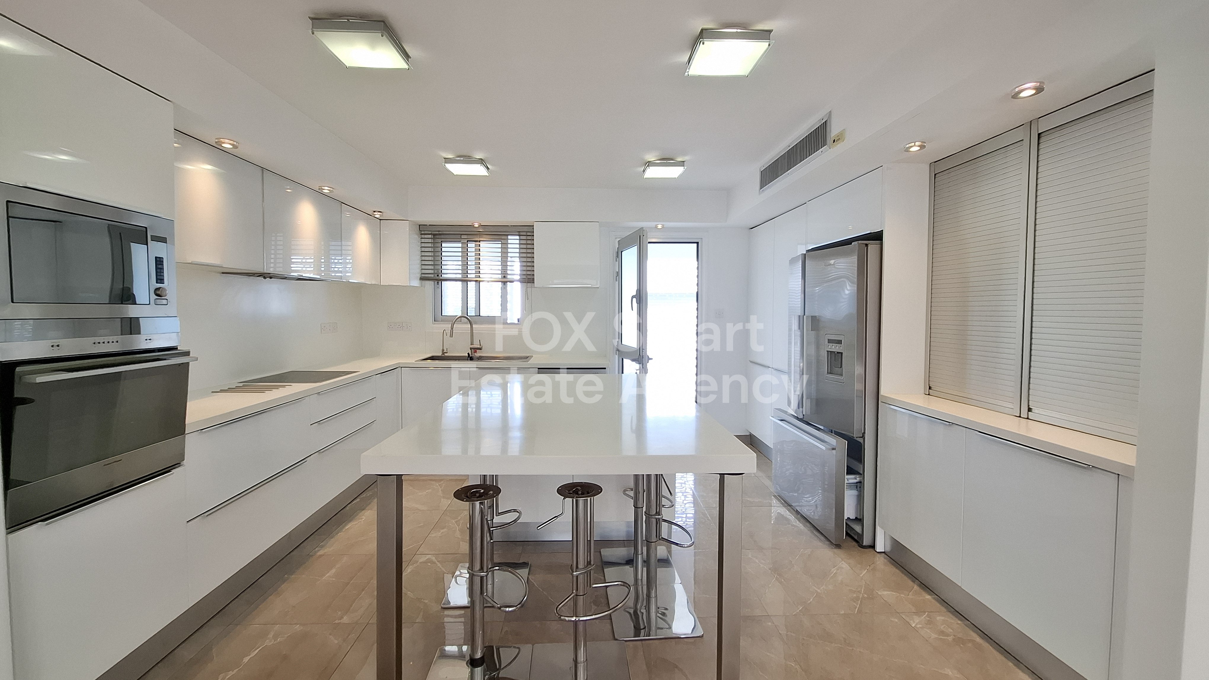 Magnificent Top floor flat with roofgarden in top Location