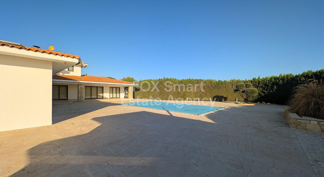 Five bedroom house for sale, Dromolaxia.