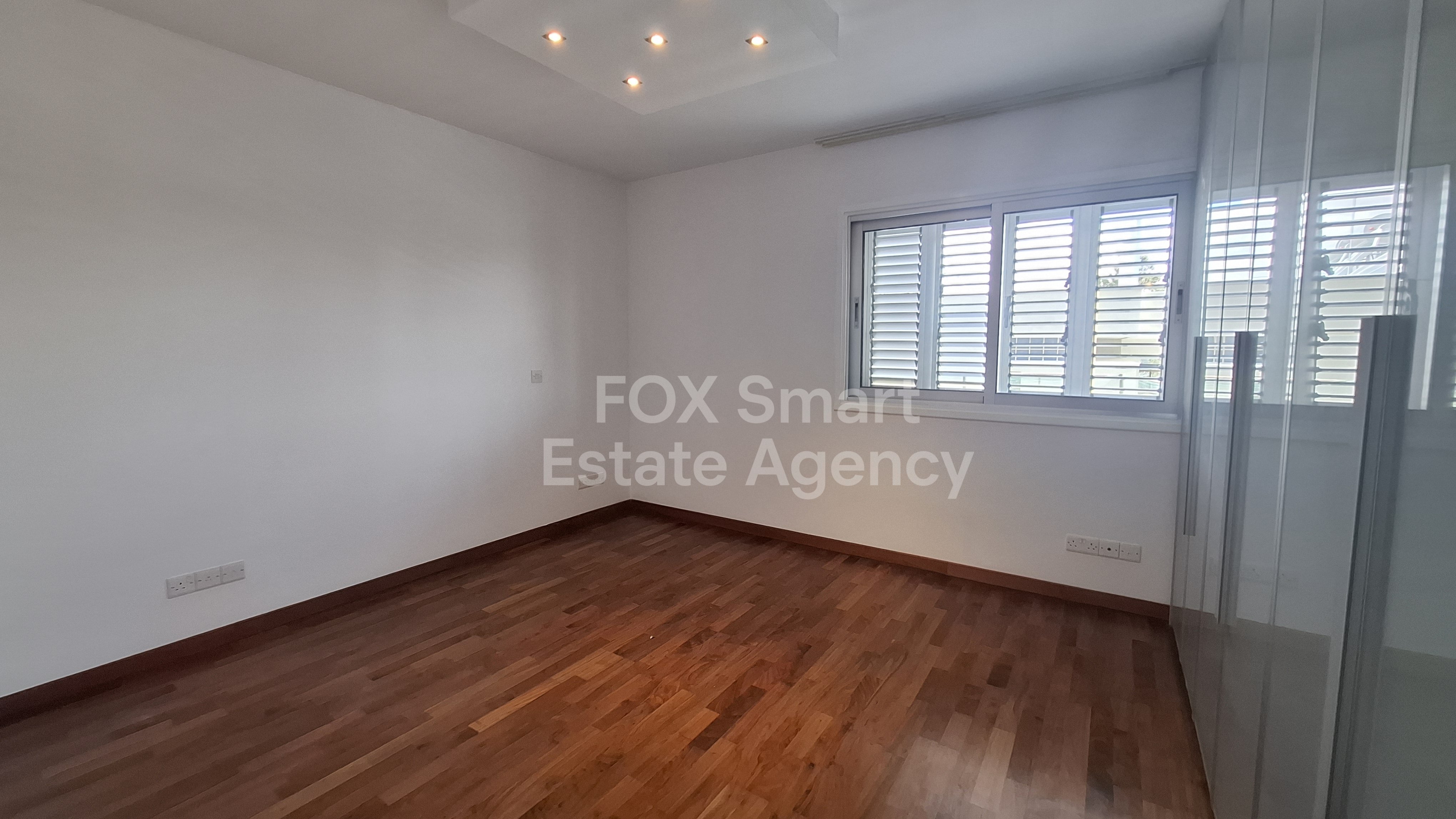 Magnificent Top floor flat with roofgarden in top Location