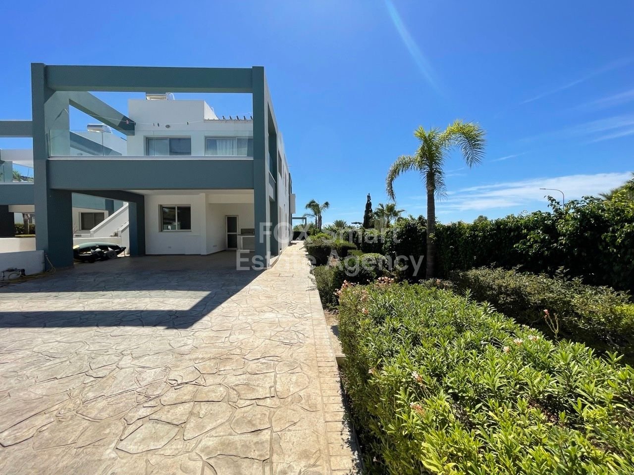 Beachside 3-Bedroom Apartment with Private Pool in Pervolia, Larnaca