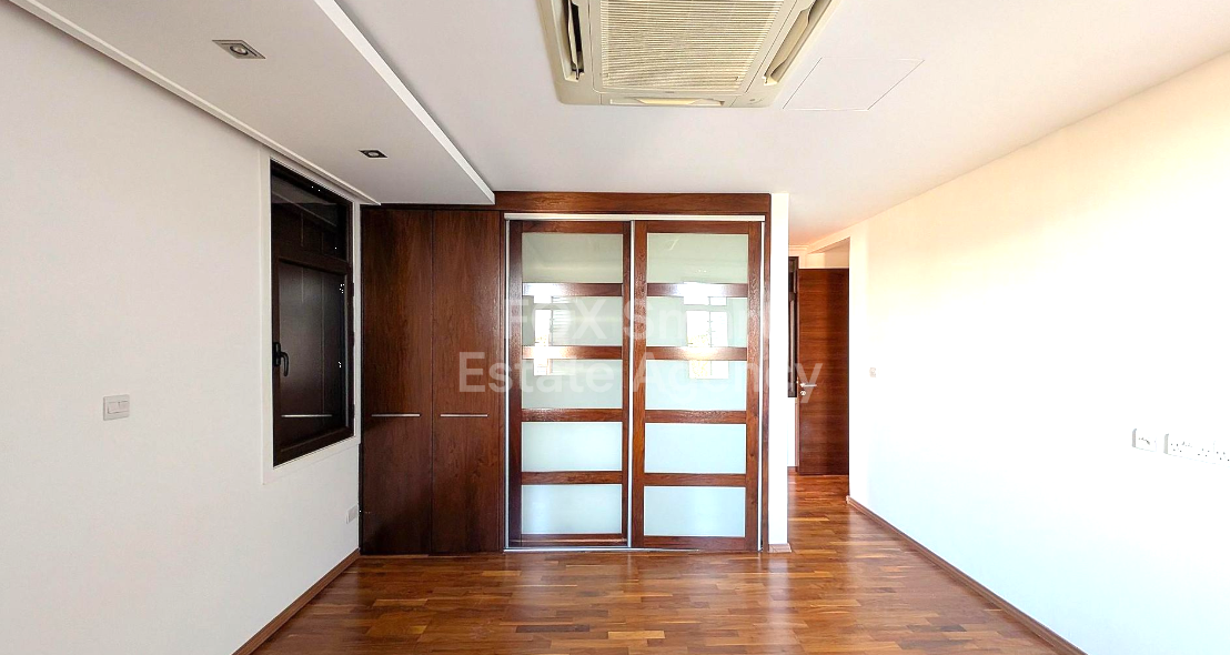 Five bedroom house for sale, Dromolaxia.