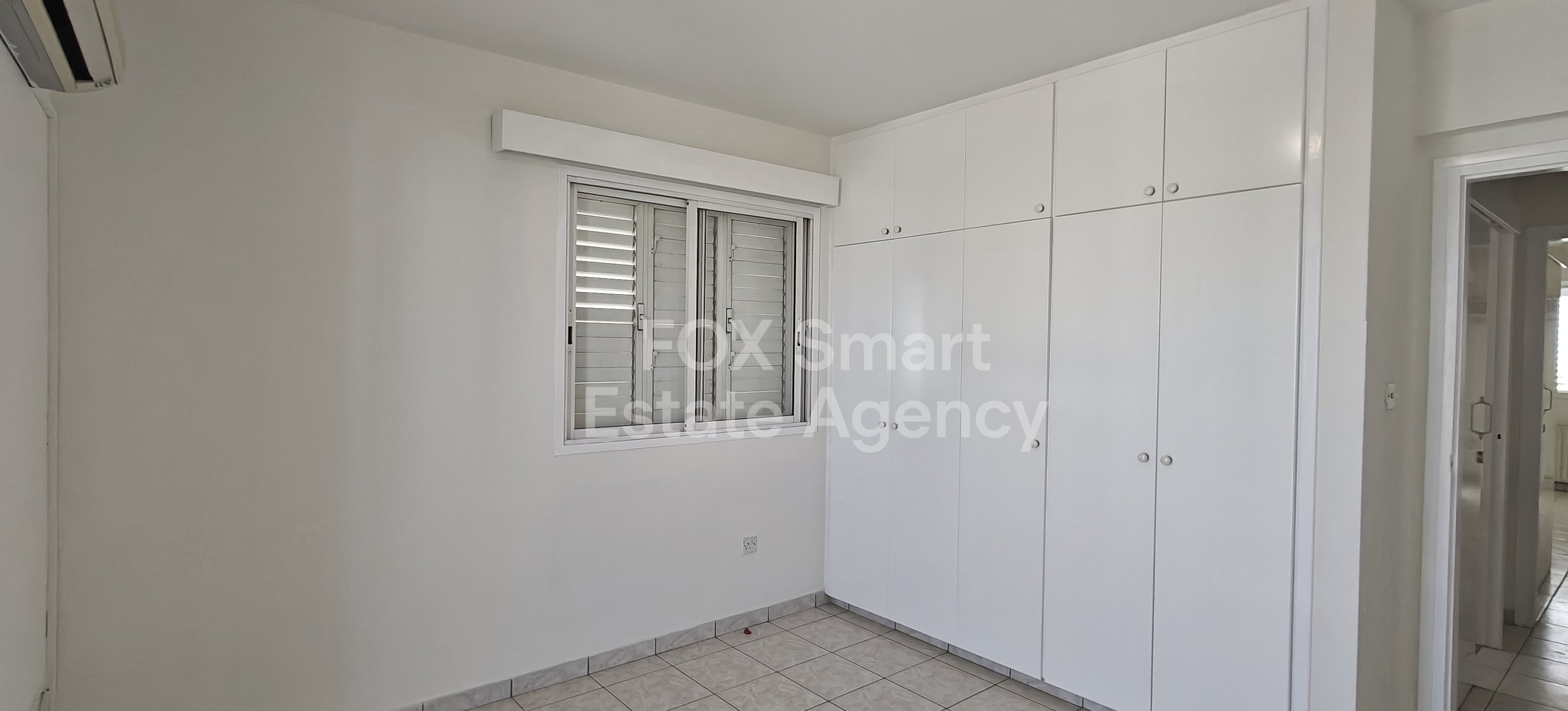For rent spacious whole floor 3-bedroom apartment in Makedonitisa close to the Mall of Egkomi