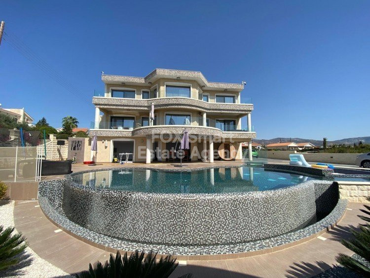 House, For Sale, Paphos  4 Bedrooms 4 Bathrooms 1500.00 SqMt.....