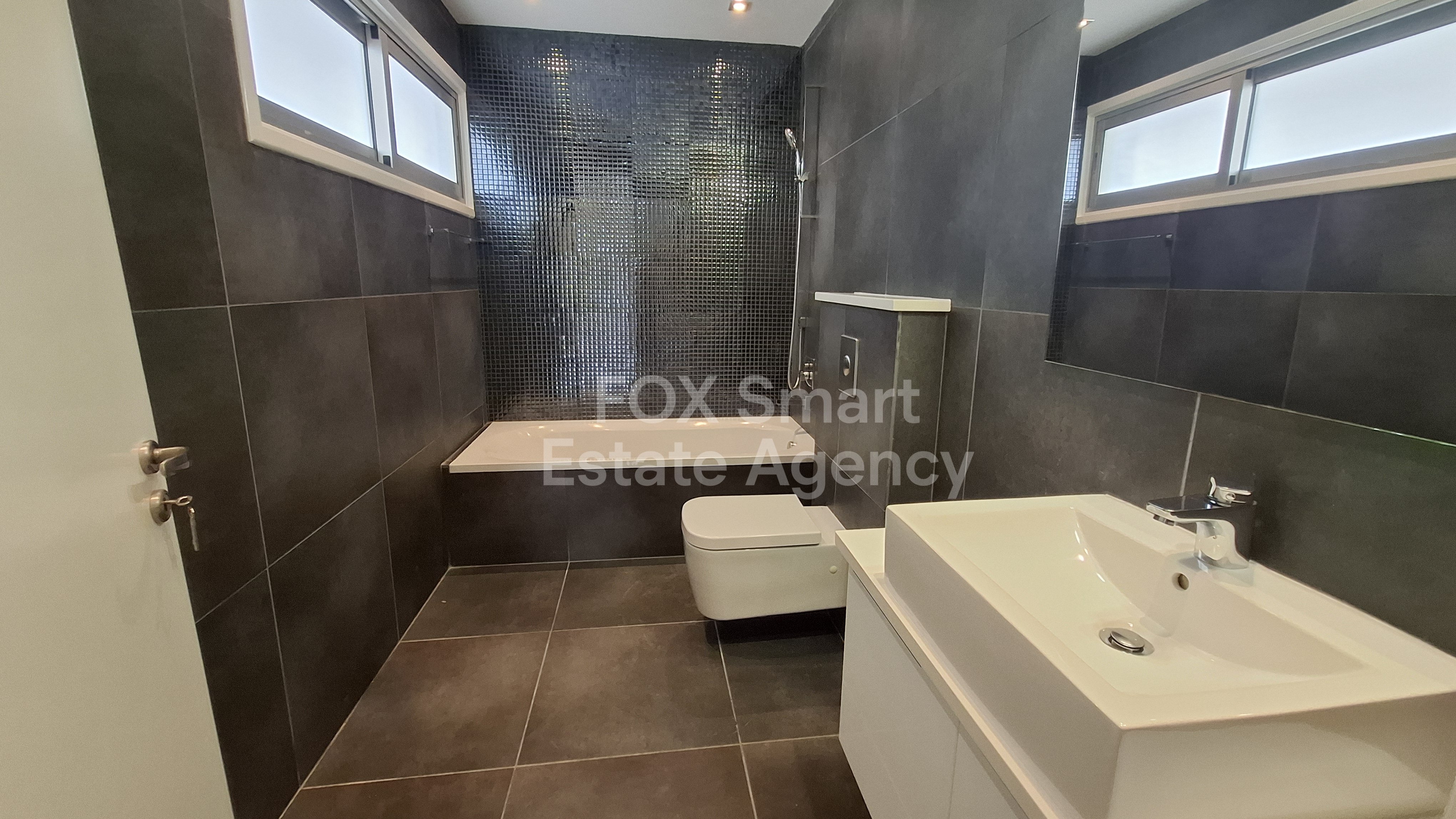 Magnificent Top floor flat with roofgarden in top Location