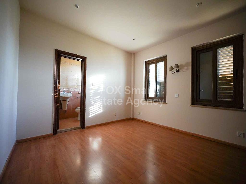 Spacious 5-bedroom house with a swimming pool in Tseri, Nicosia