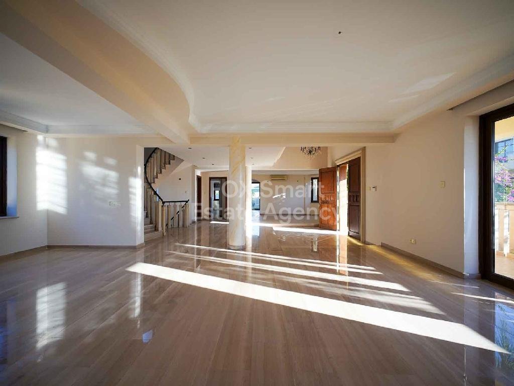 Spacious 5-bedroom house with a swimming pool in Tseri, Nicosia