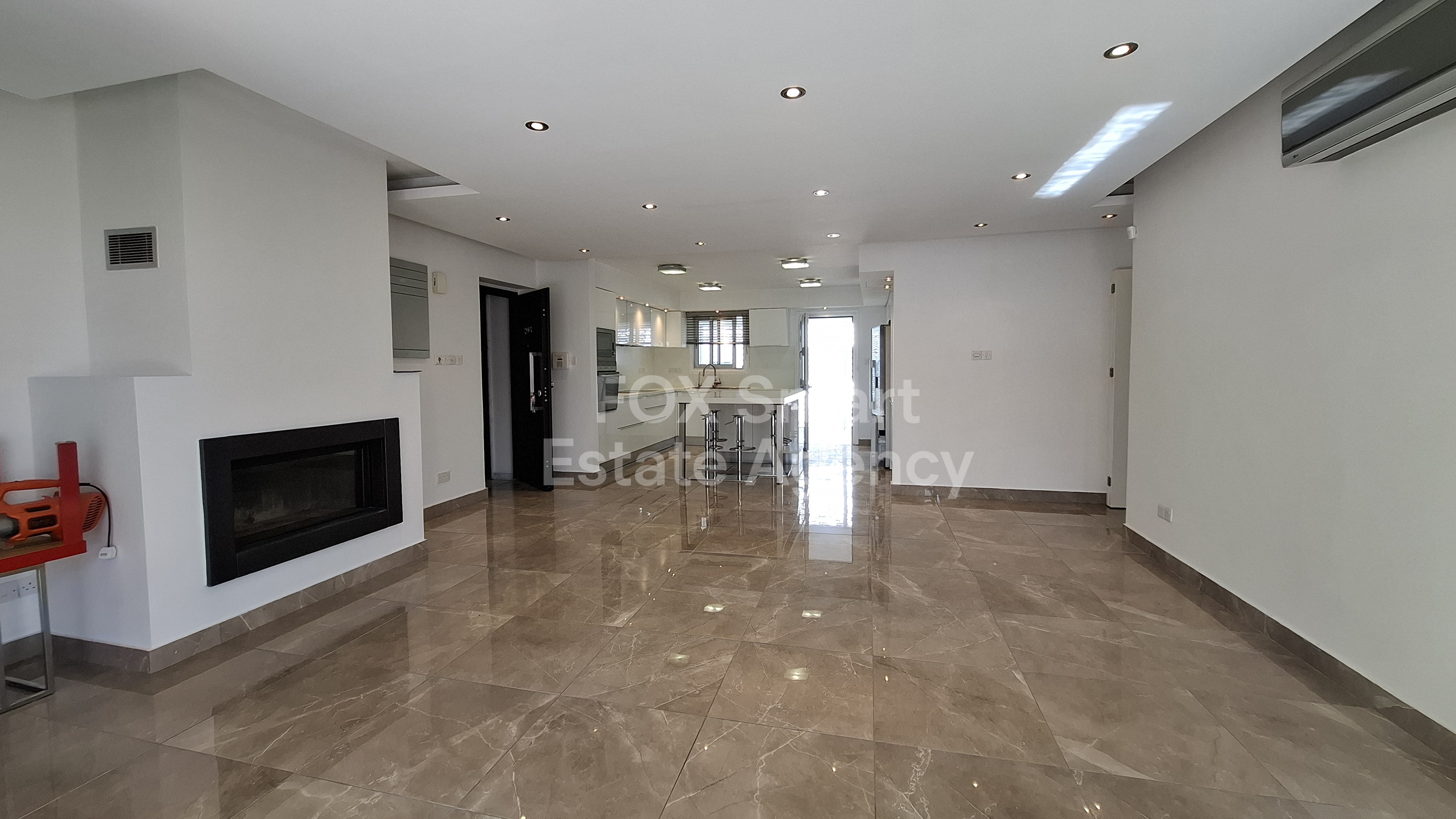 Magnificent Top floor flat with roofgarden in top Location