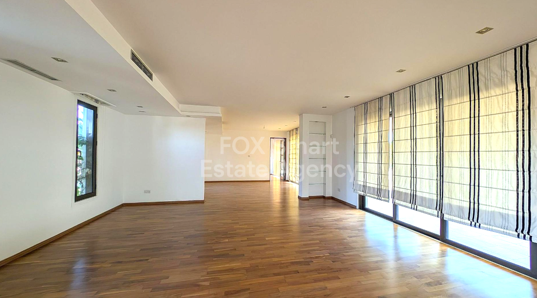 Five bedroom house for sale, Dromolaxia.