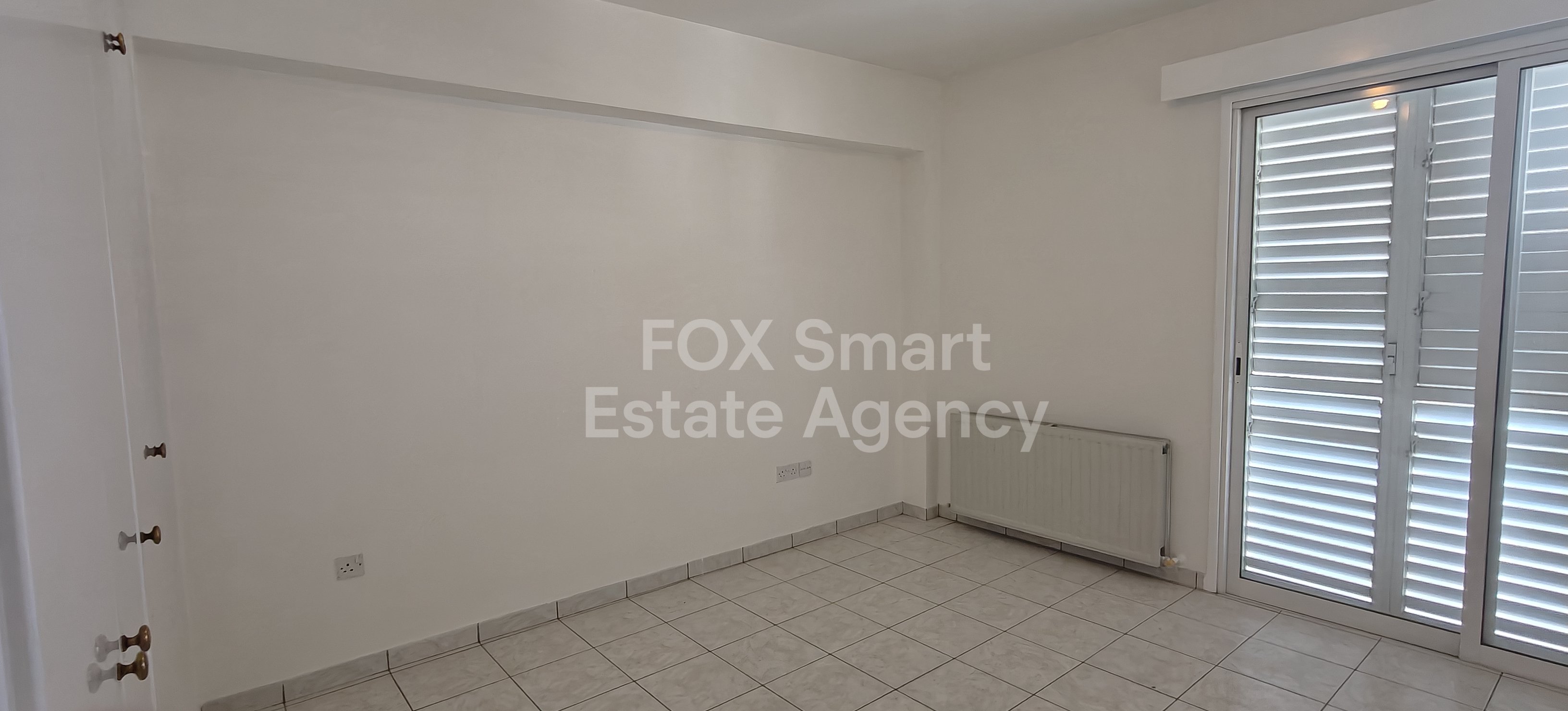 For rent spacious whole floor 3-bedroom apartment in Makedonitisa close to the Mall of Egkomi