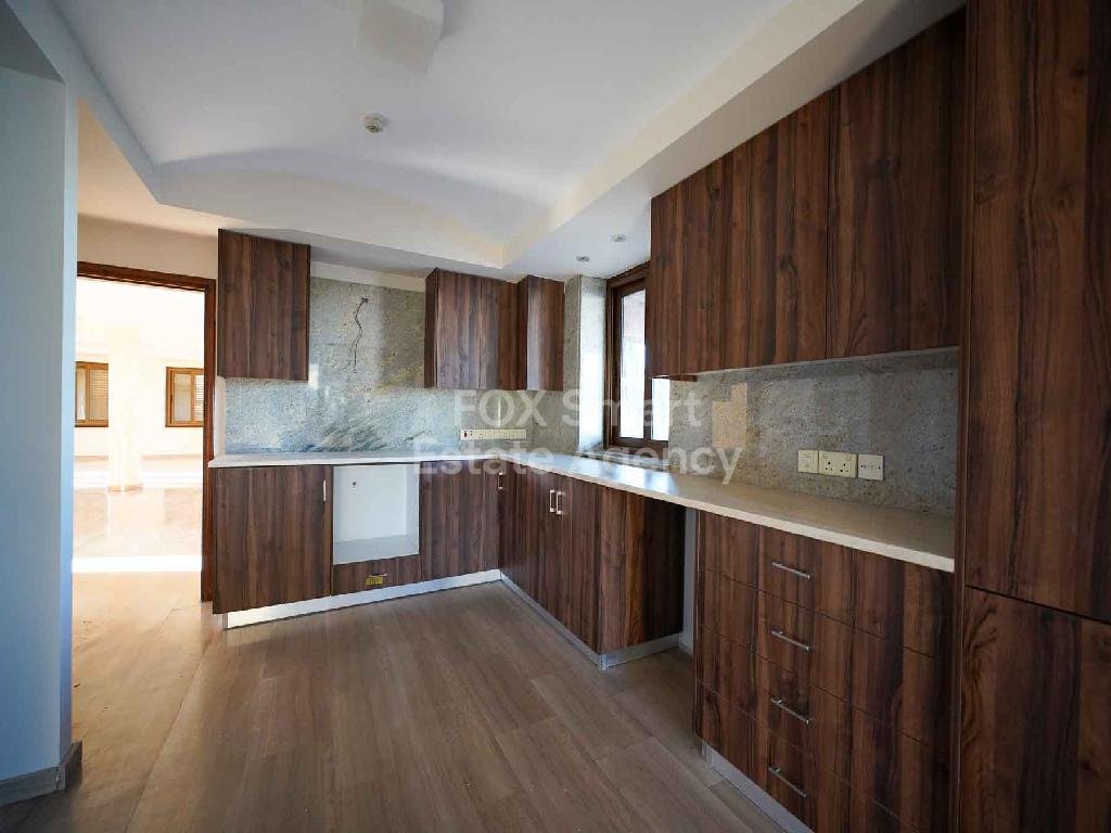 Spacious 5-bedroom house with a swimming pool in Tseri, Nicosia