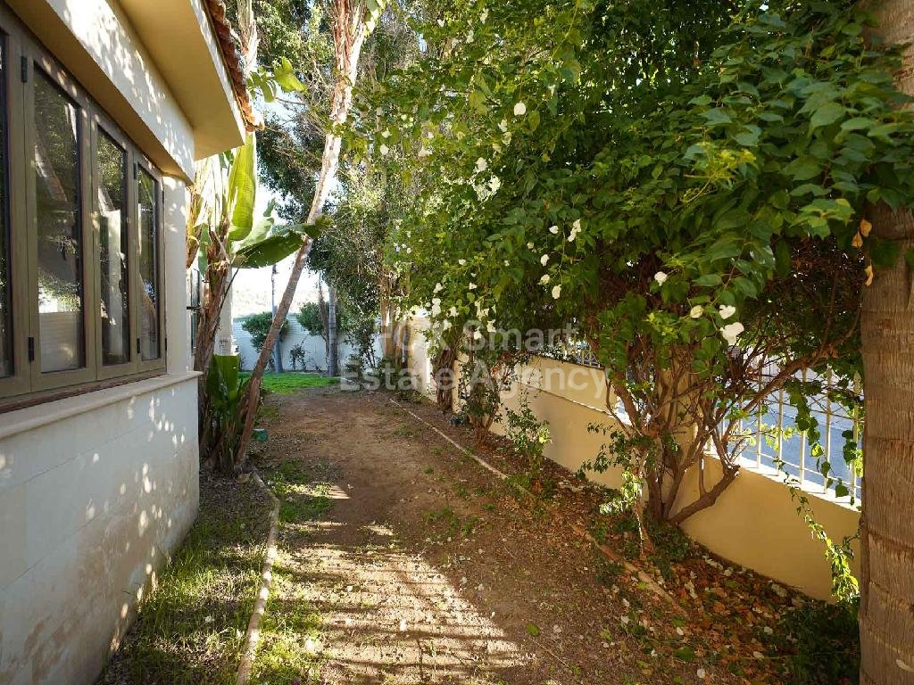 Spacious 5-bedroom house with a swimming pool in Tseri, Nicosia