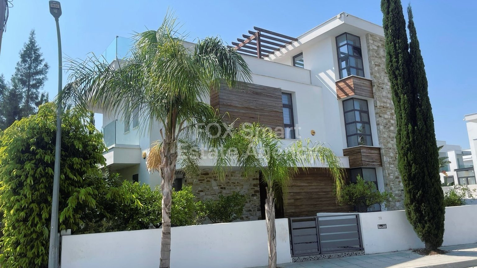 Modern 4-Bedroom Villa for Sale with Private Pool & Rooftop Terrace – Livadia