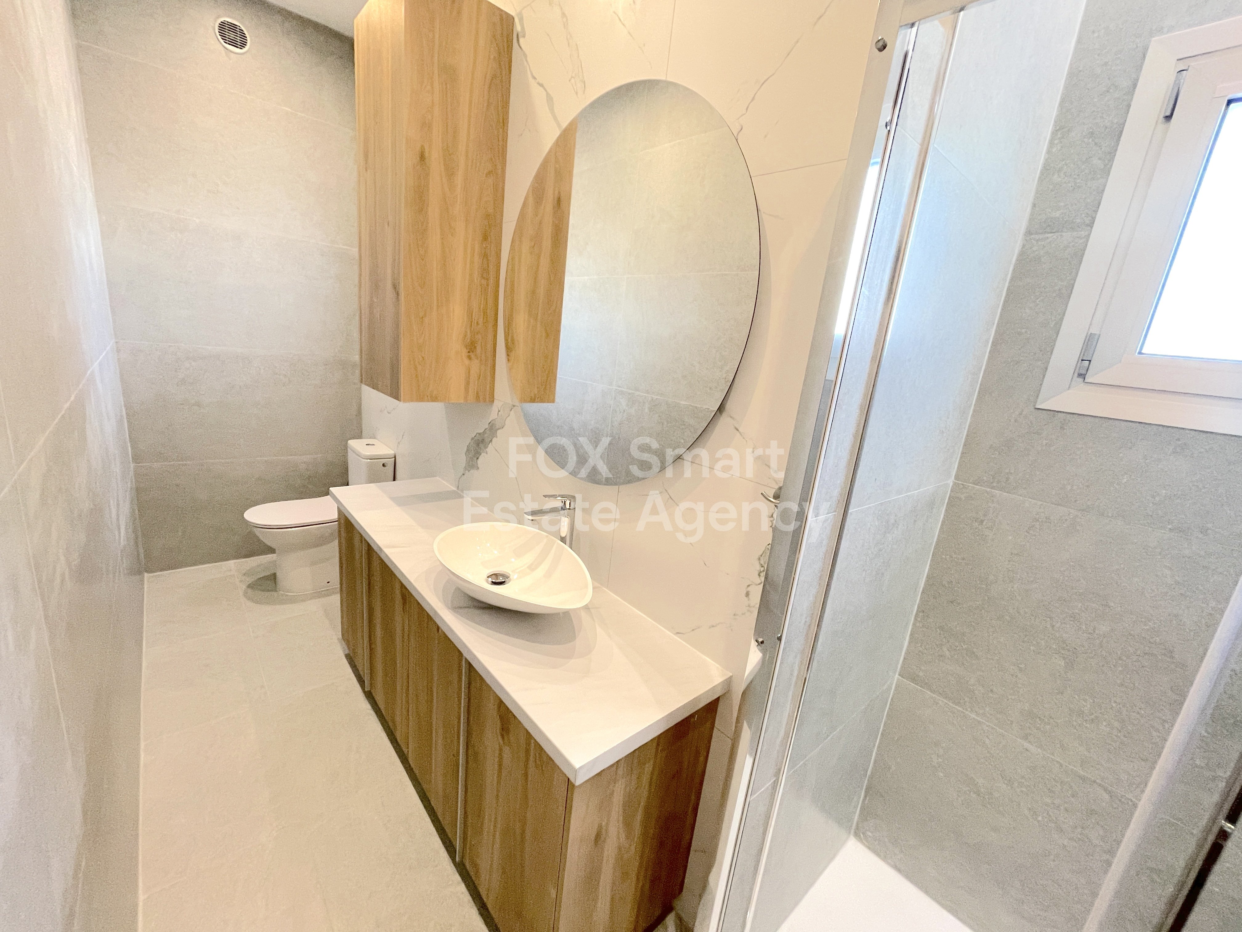 Charming Top-Floor 2-Bedroom Apartment with Expansive Balcony Near American Medical Center in Strovolos!