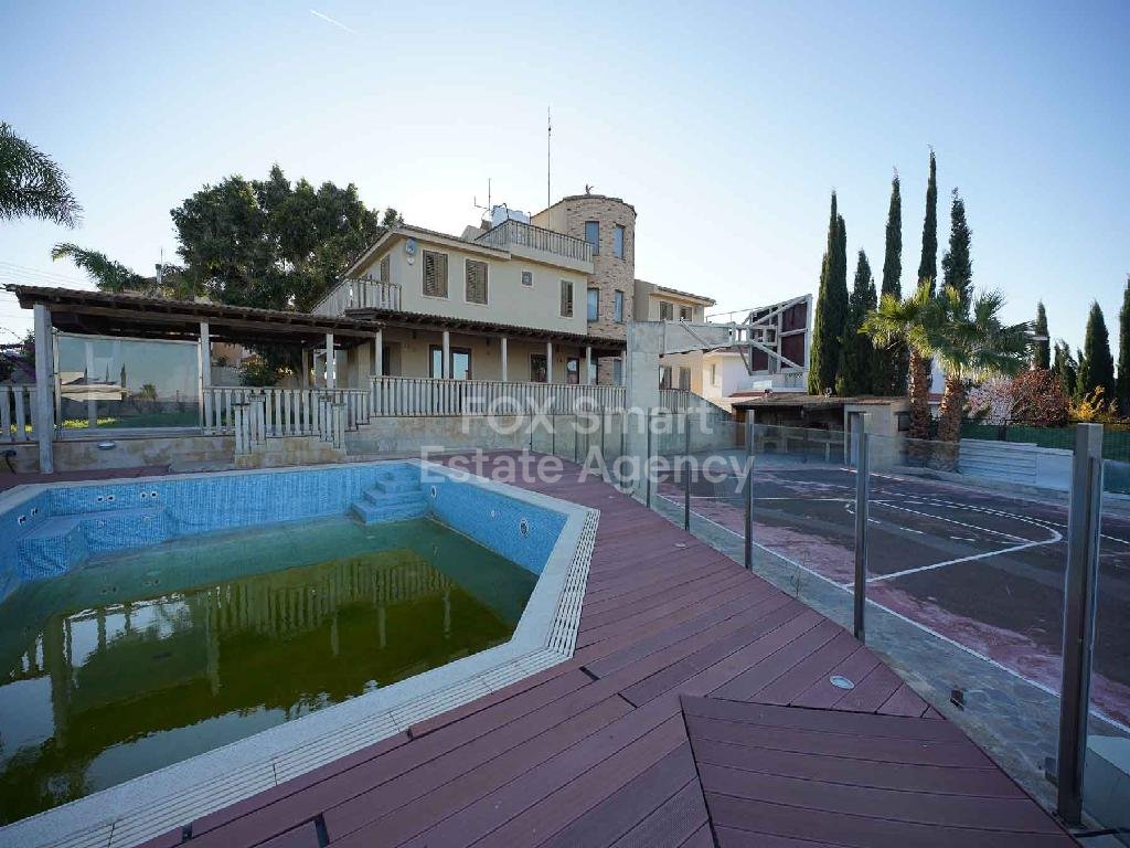 Spacious 5-bedroom house with a swimming pool in Tseri, Nicosia