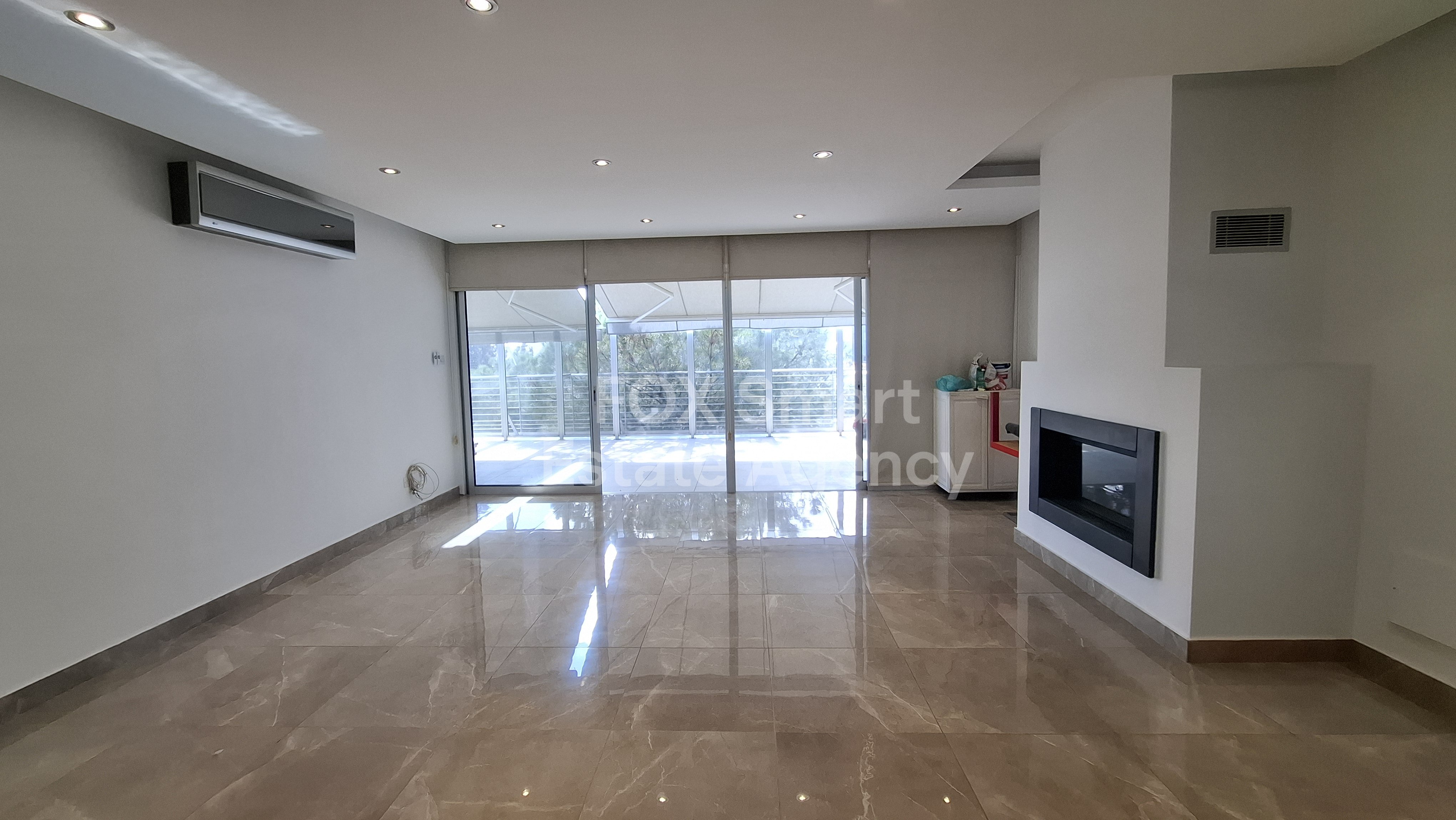 Magnificent Top floor flat with roofgarden in top Location