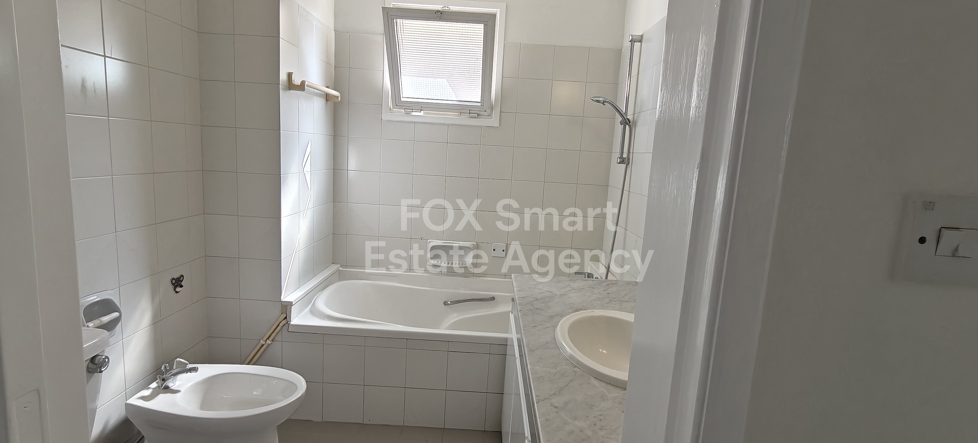 For rent spacious whole floor 3-bedroom apartment in Makedonitisa close to the Mall of Egkomi