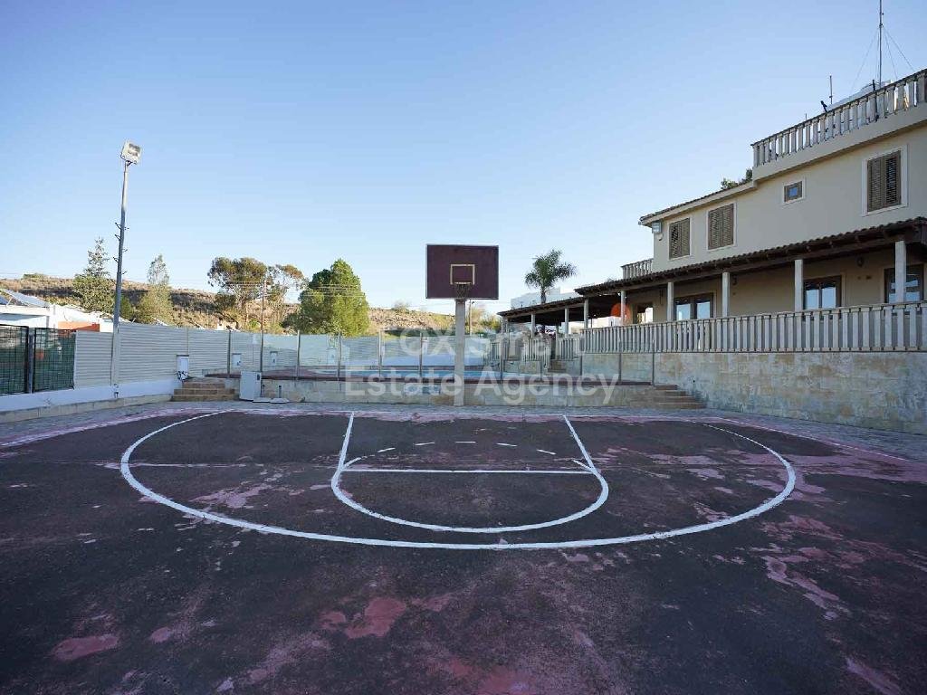 Spacious 5-bedroom house with a swimming pool in Tseri, Nicosia