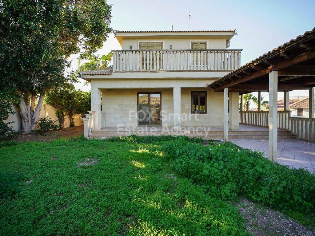 Spacious 5-bedroom house with a swimming pool in Tseri, Nicosia